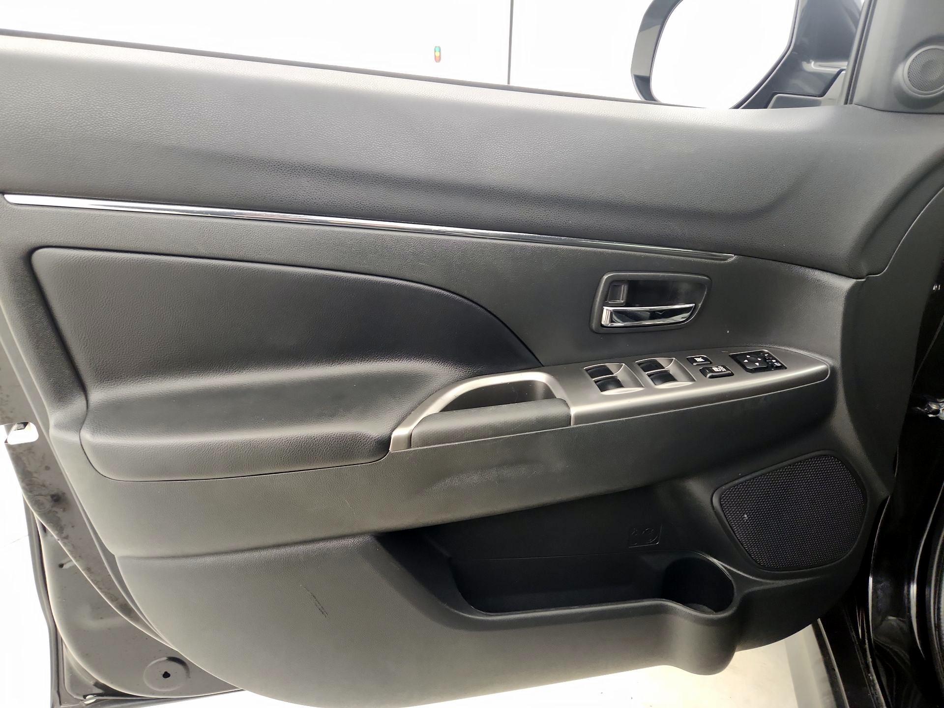 Thumbnail: 2023 Mitsubishi Outlander Sport - 12