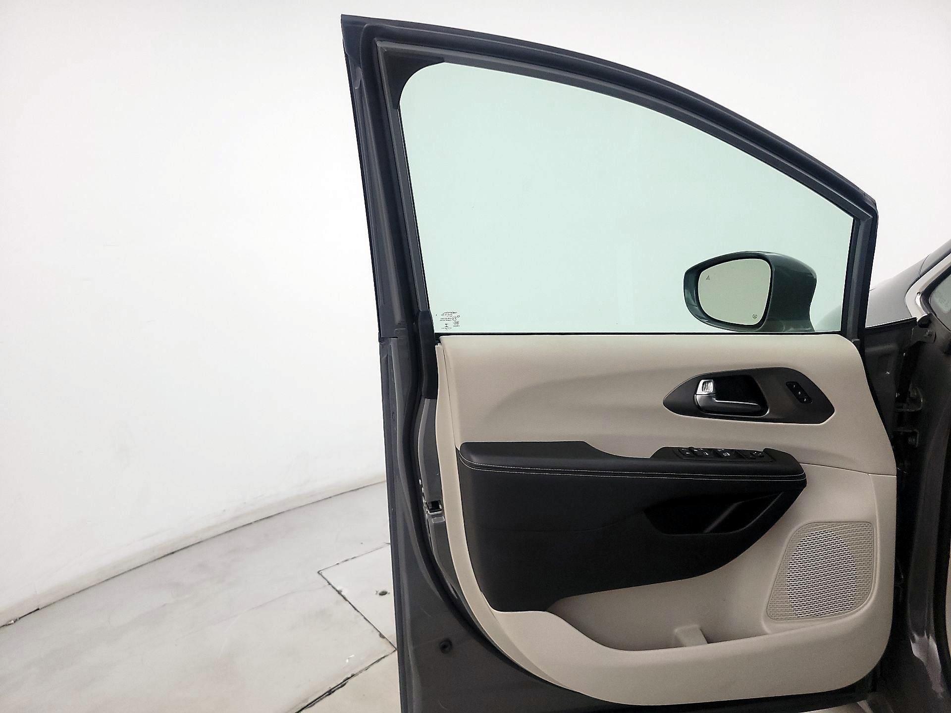 Thumbnail: 2022 Chrysler Pacifica - 12