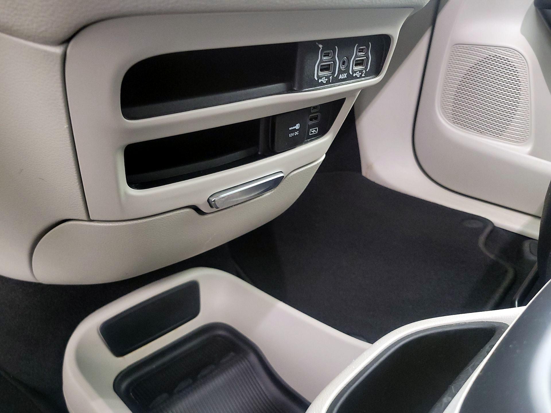 Thumbnail: 2022 Chrysler Pacifica - 18