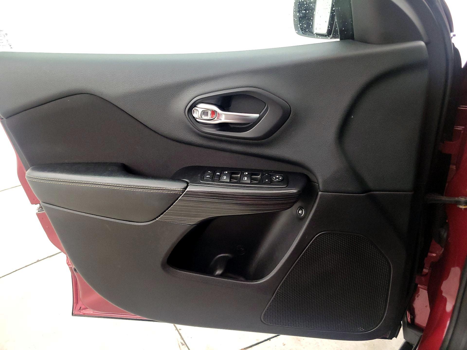 Thumbnail: 2015 Jeep Cherokee - 12