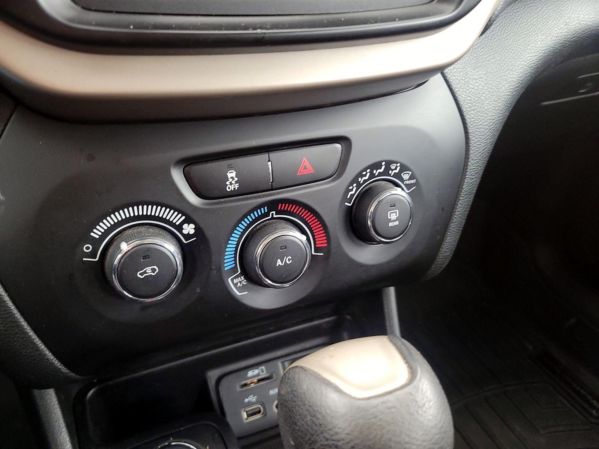 Thumbnail: 2015 Jeep Cherokee - 16