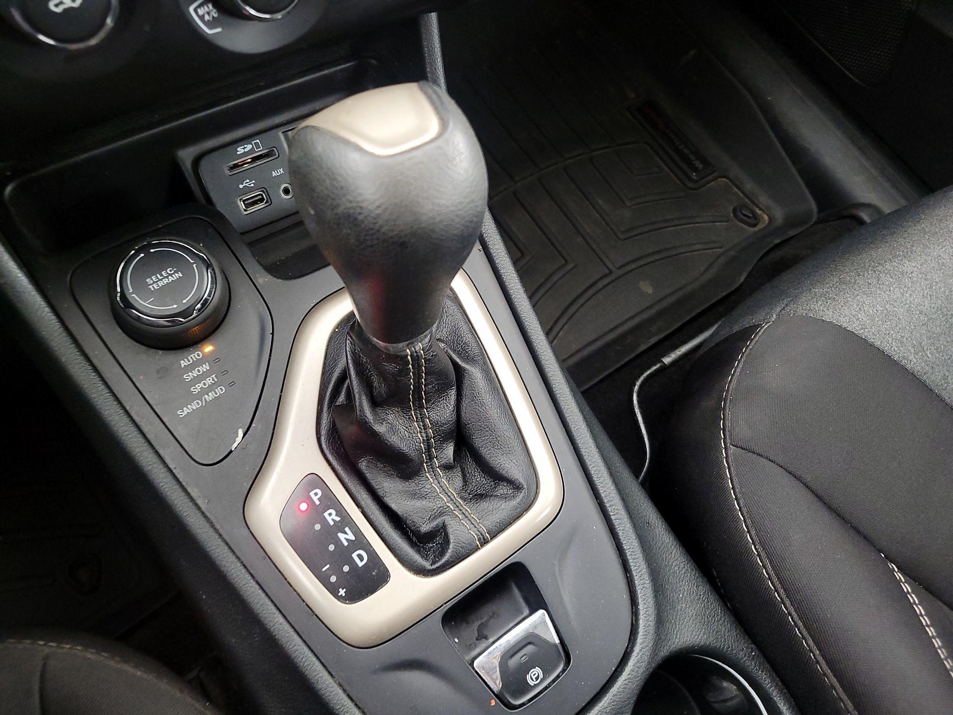 Thumbnail: 2015 Jeep Cherokee - 17