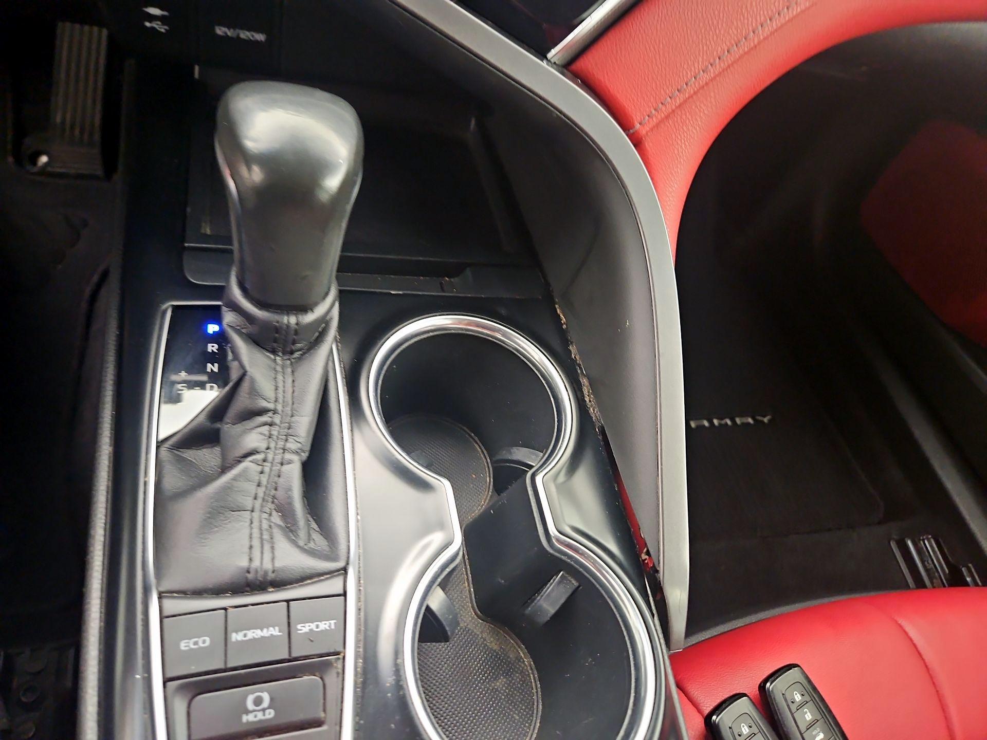 Thumbnail: 2018 Toyota Camry - 16