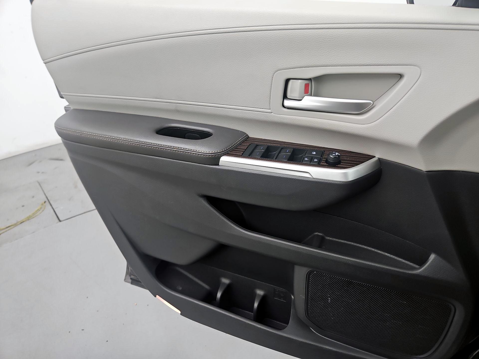 Thumbnail: 2022 Toyota Sienna - 12