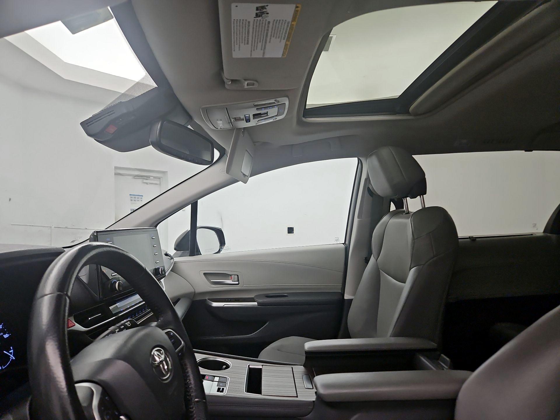 Thumbnail: 2022 Toyota Sienna - 18