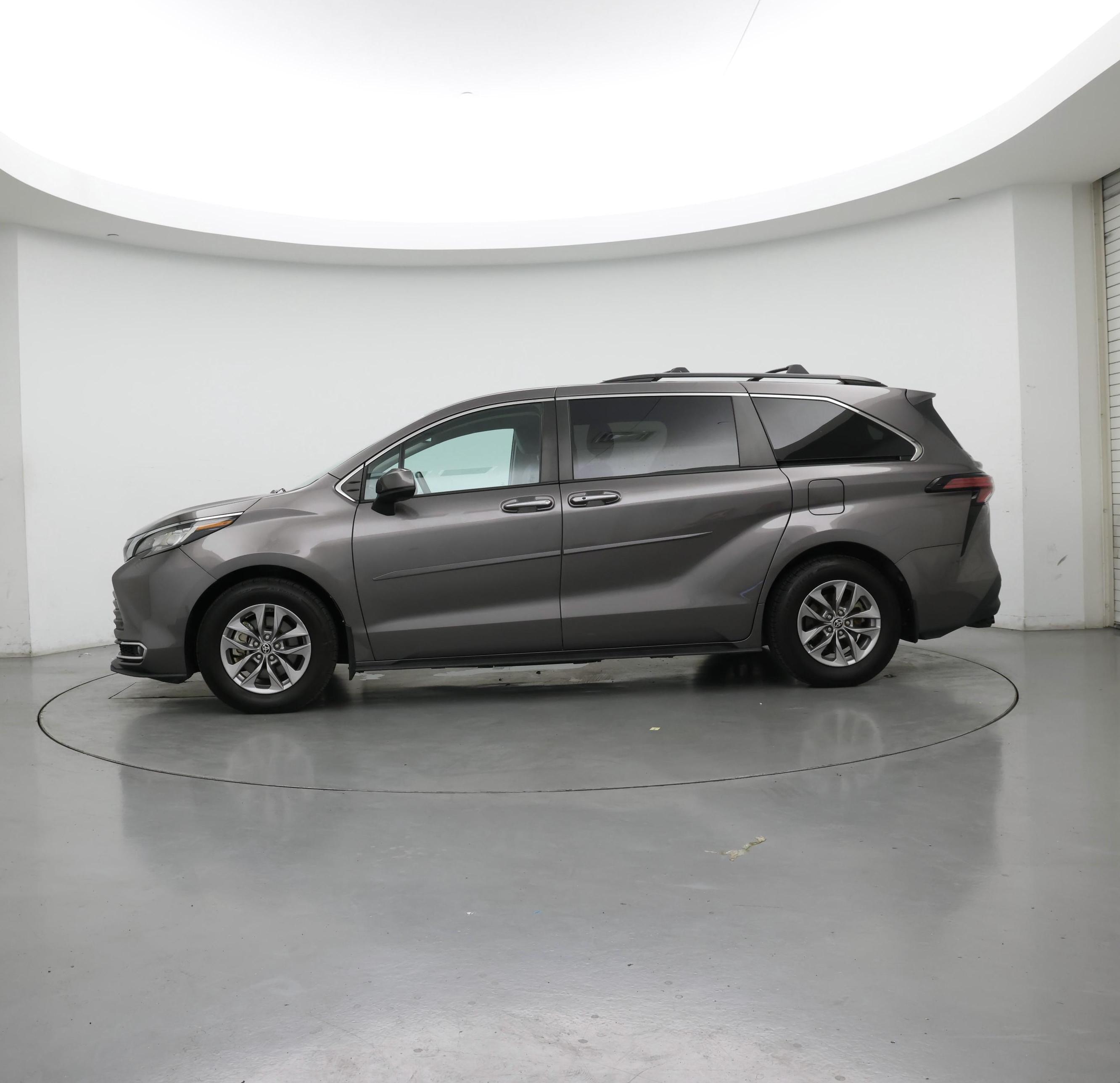 Thumbnail: 2022 Toyota Sienna - 3