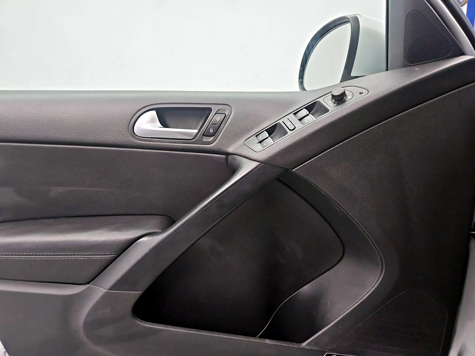 Thumbnail: 2016 Volkswagen Tiguan - 12