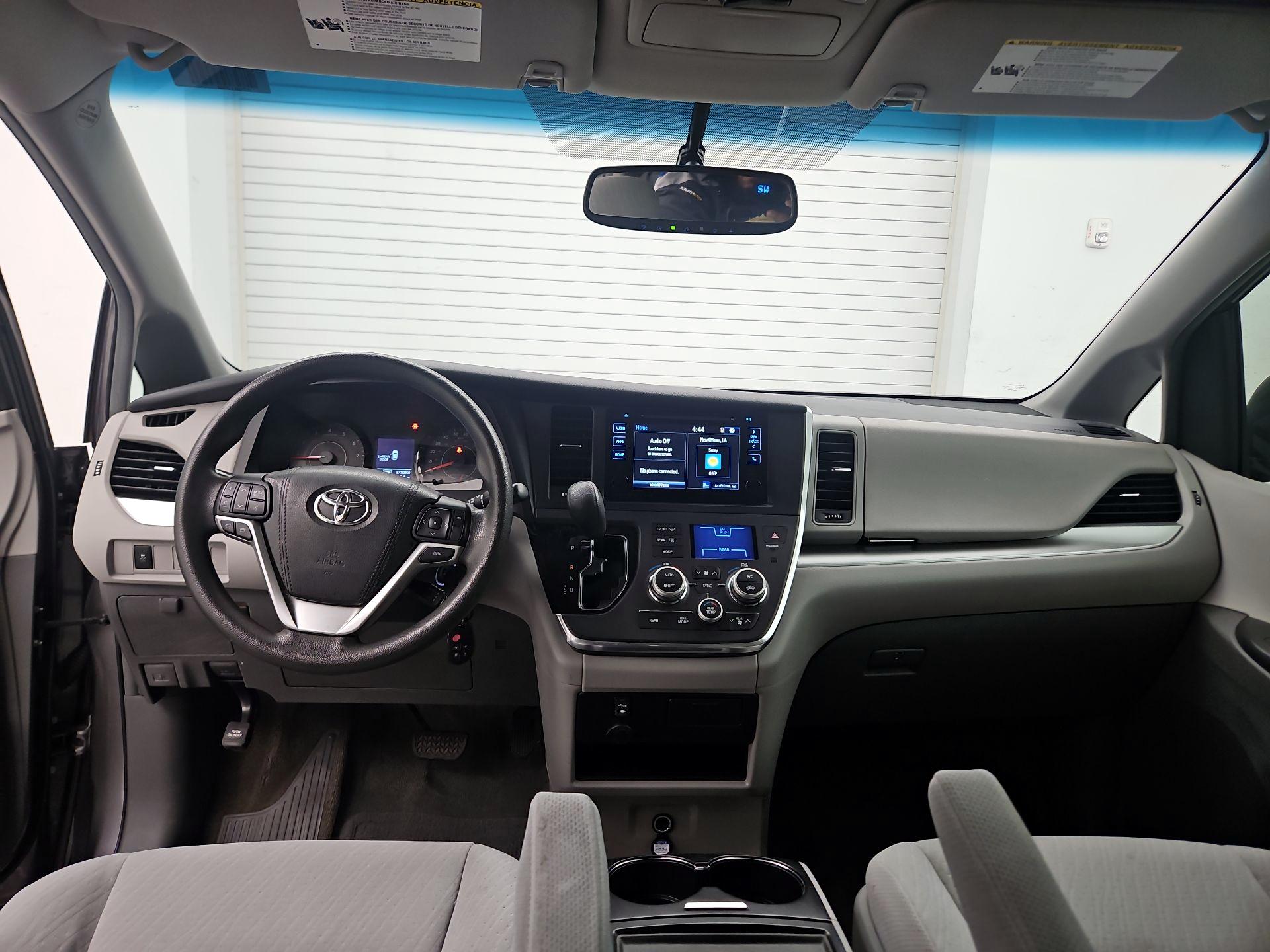 Thumbnail: 2017 Toyota Sienna - 9