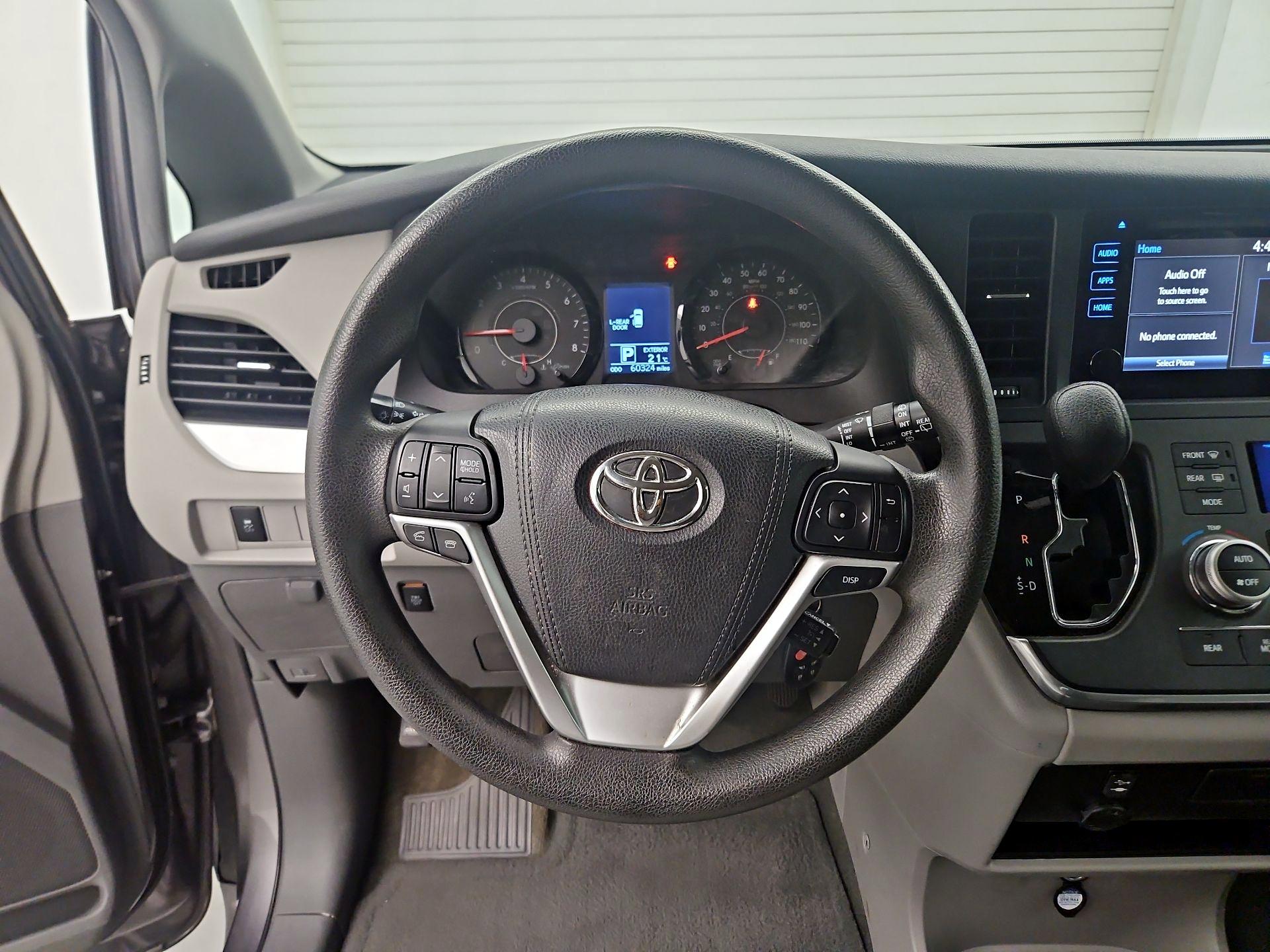 Thumbnail: 2017 Toyota Sienna - 10