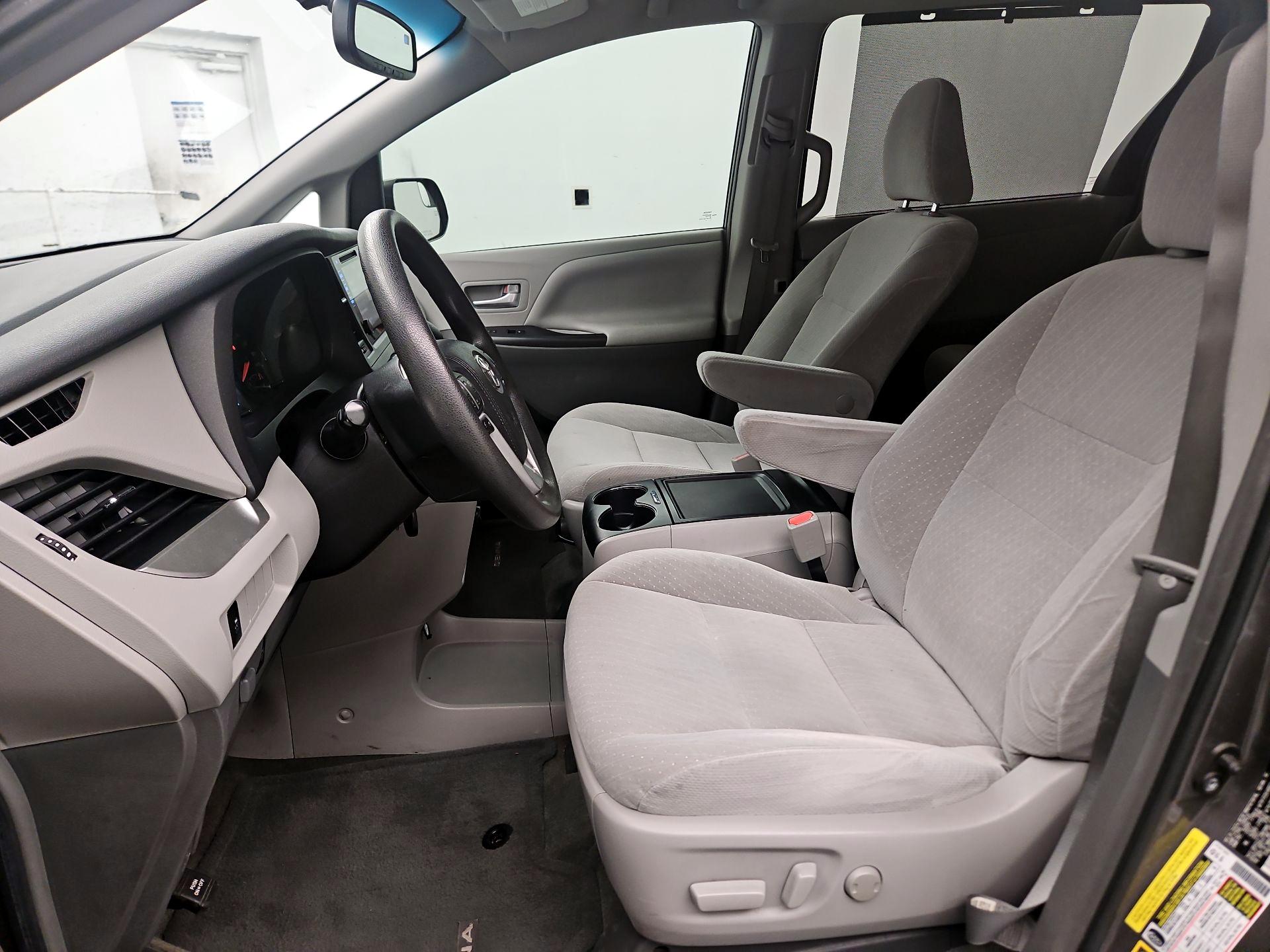 Thumbnail: 2017 Toyota Sienna - 11