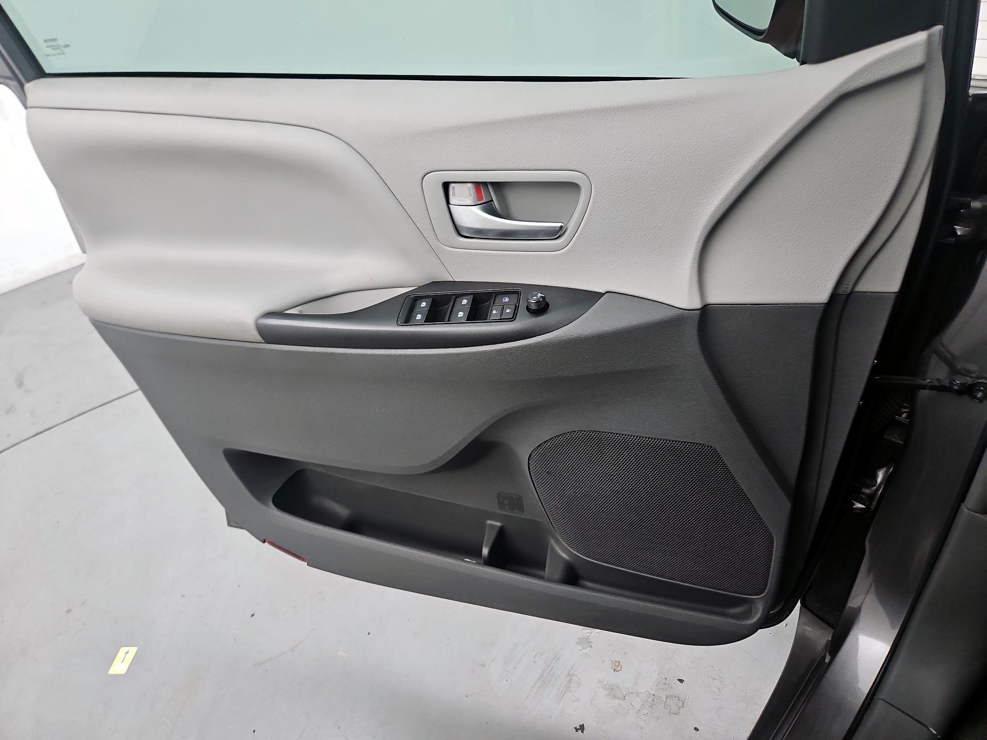 Thumbnail: 2017 Toyota Sienna - 12