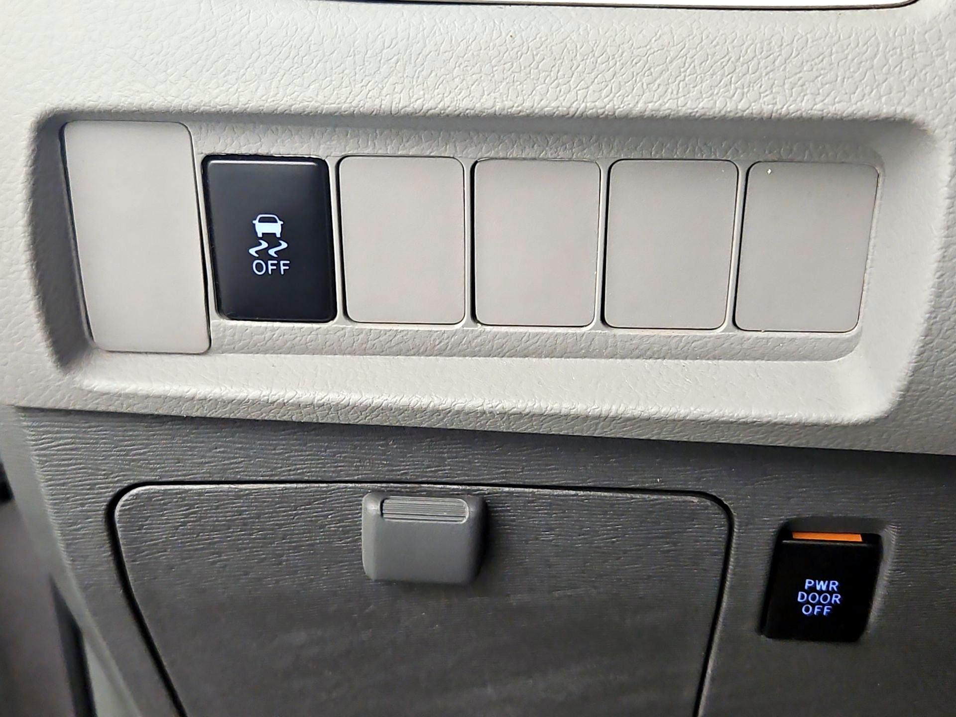 Thumbnail: 2017 Toyota Sienna - 13