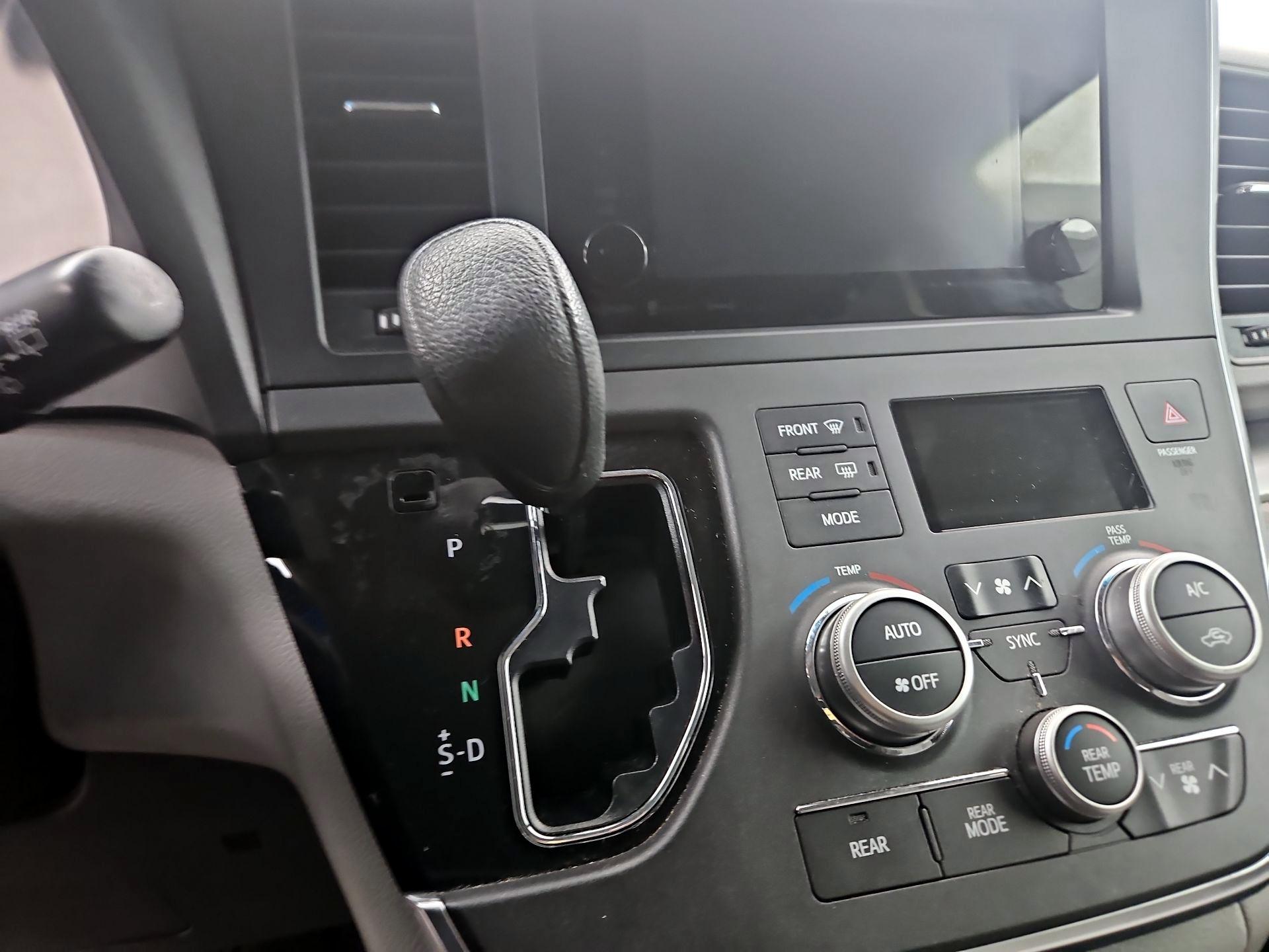 Thumbnail: 2017 Toyota Sienna - 17