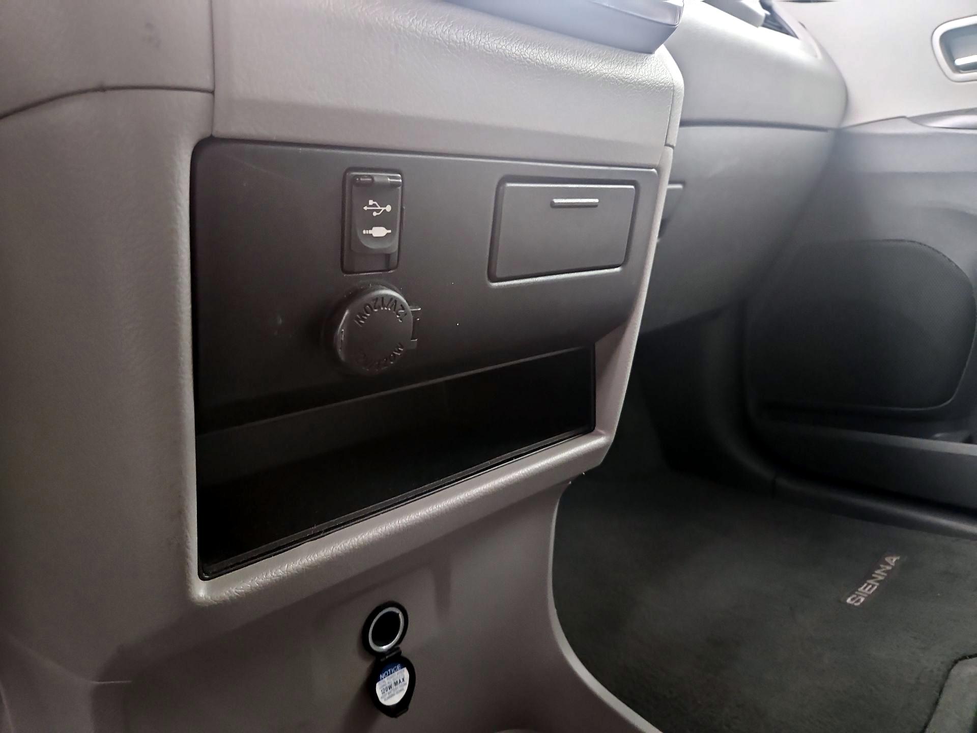 Thumbnail: 2017 Toyota Sienna - 18