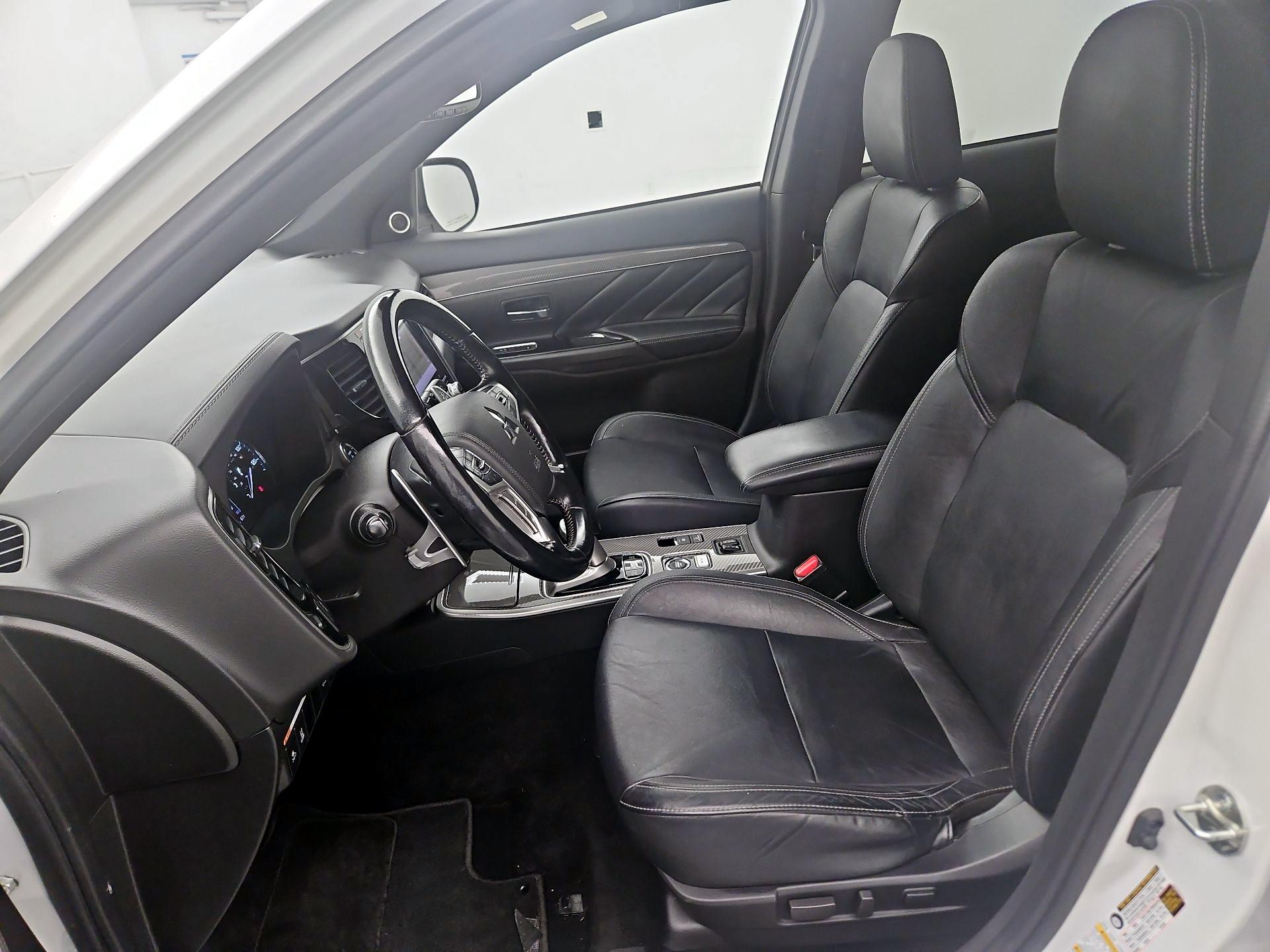 Thumbnail: 2020 Mitsubishi Outlander - 11