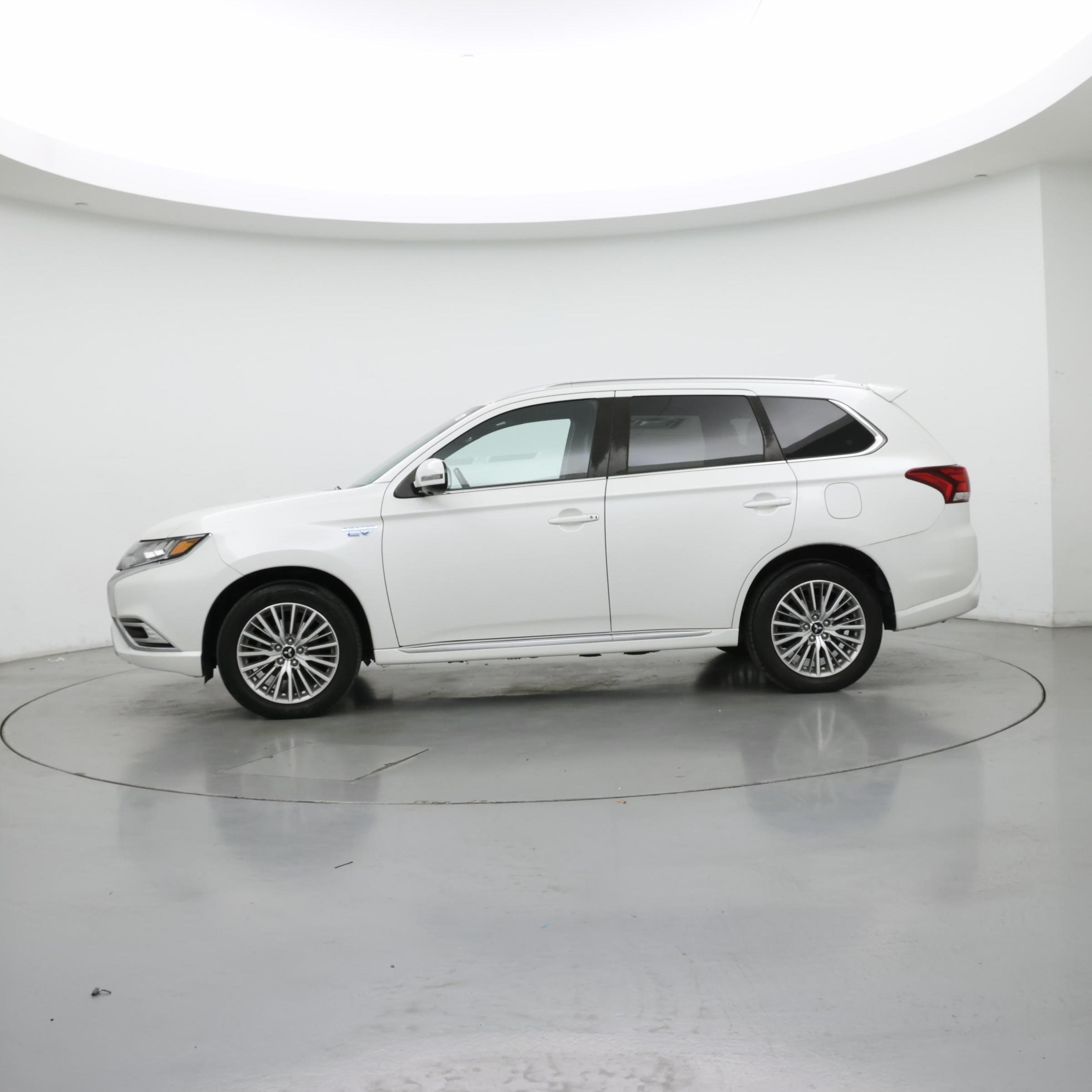 Thumbnail: 2020 Mitsubishi Outlander - 3