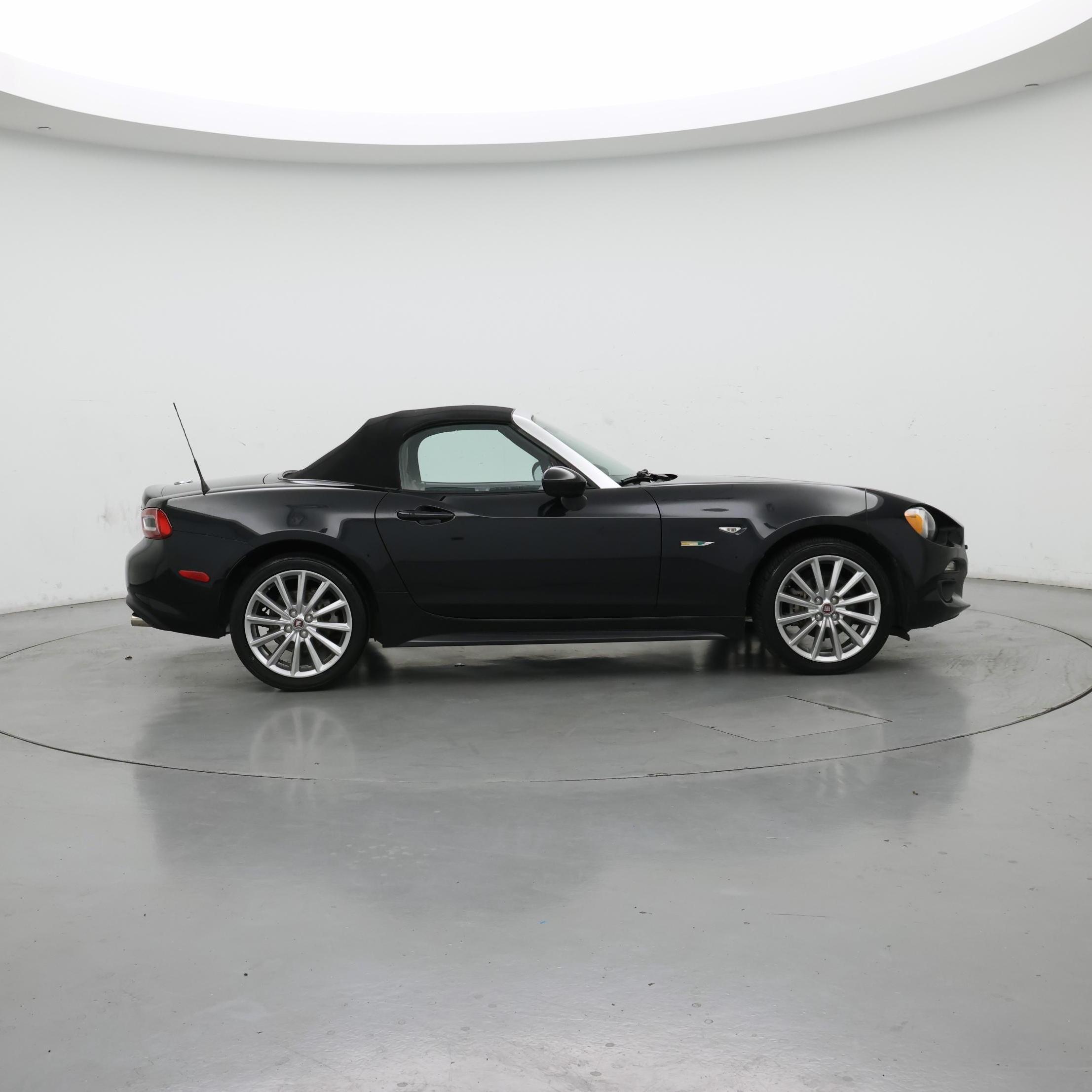 Thumbnail: 2018 Fiat 124 Spider - 7