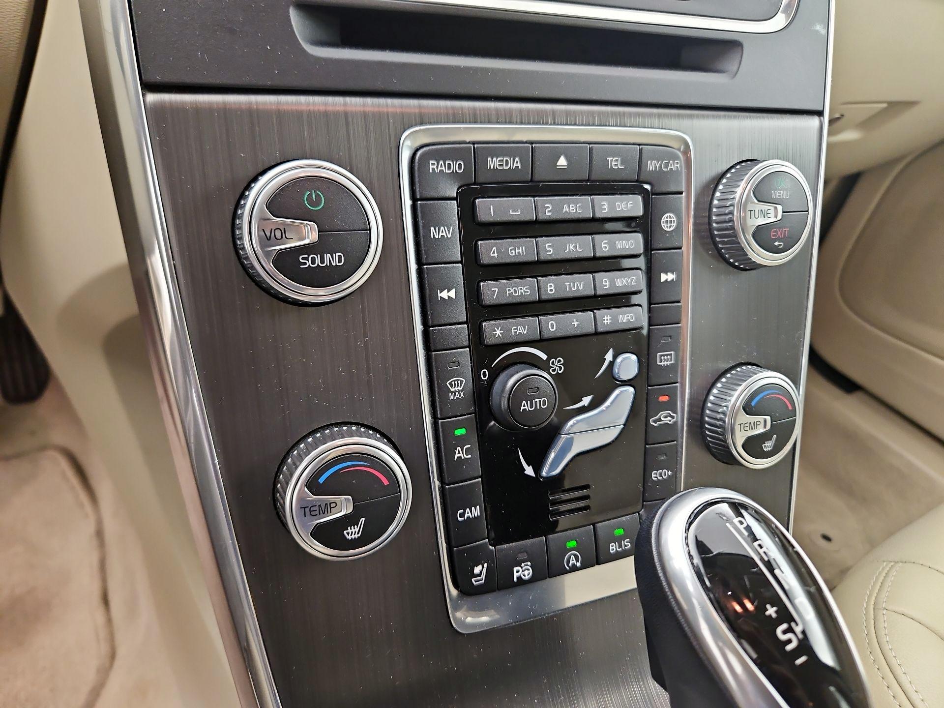 Thumbnail: 2016 Volvo V60 - 16
