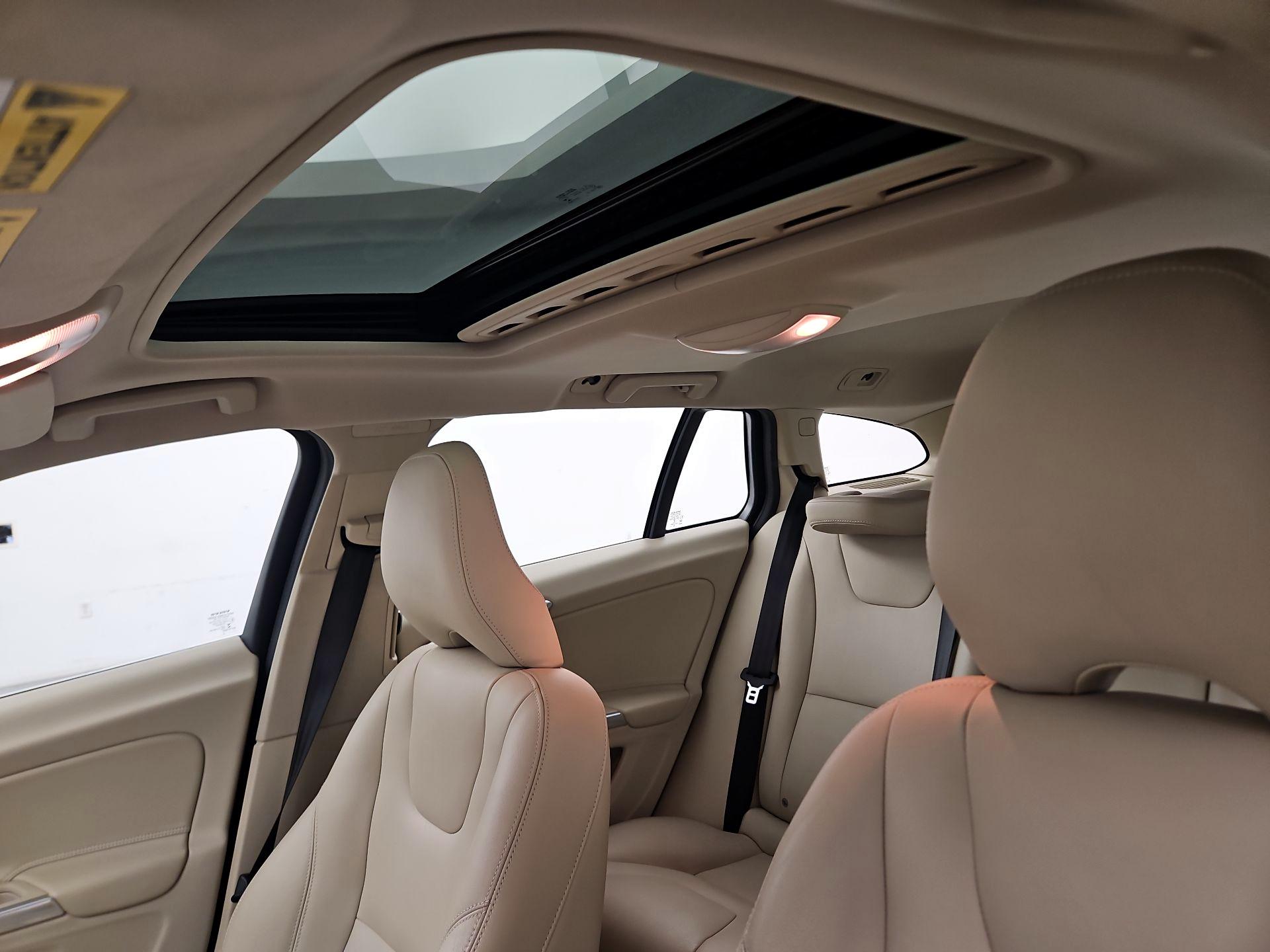 Thumbnail: 2016 Volvo V60 - 18