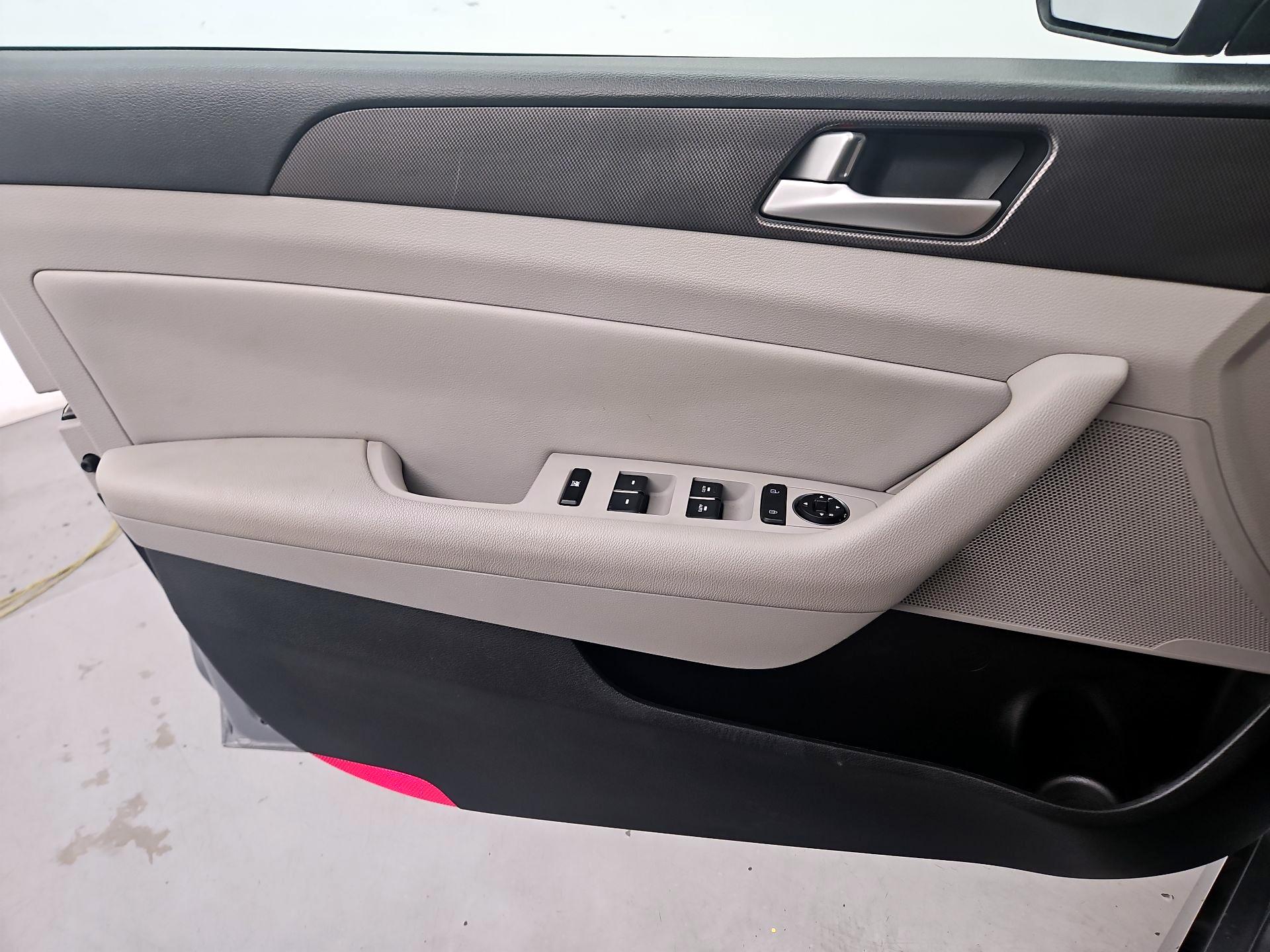 Thumbnail: 2016 Hyundai Sonata - 12