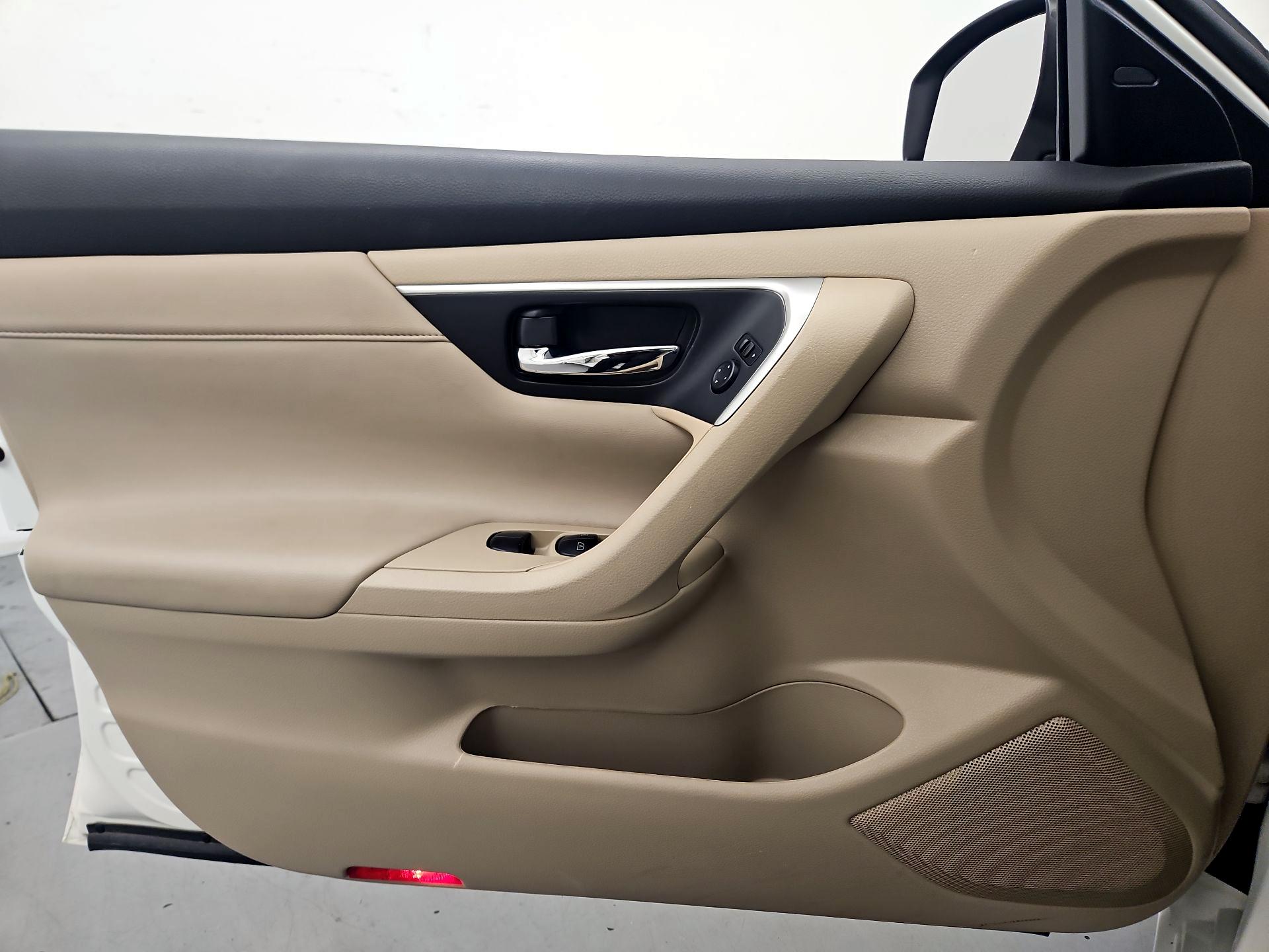 Thumbnail: 2017 Nissan Altima - 12