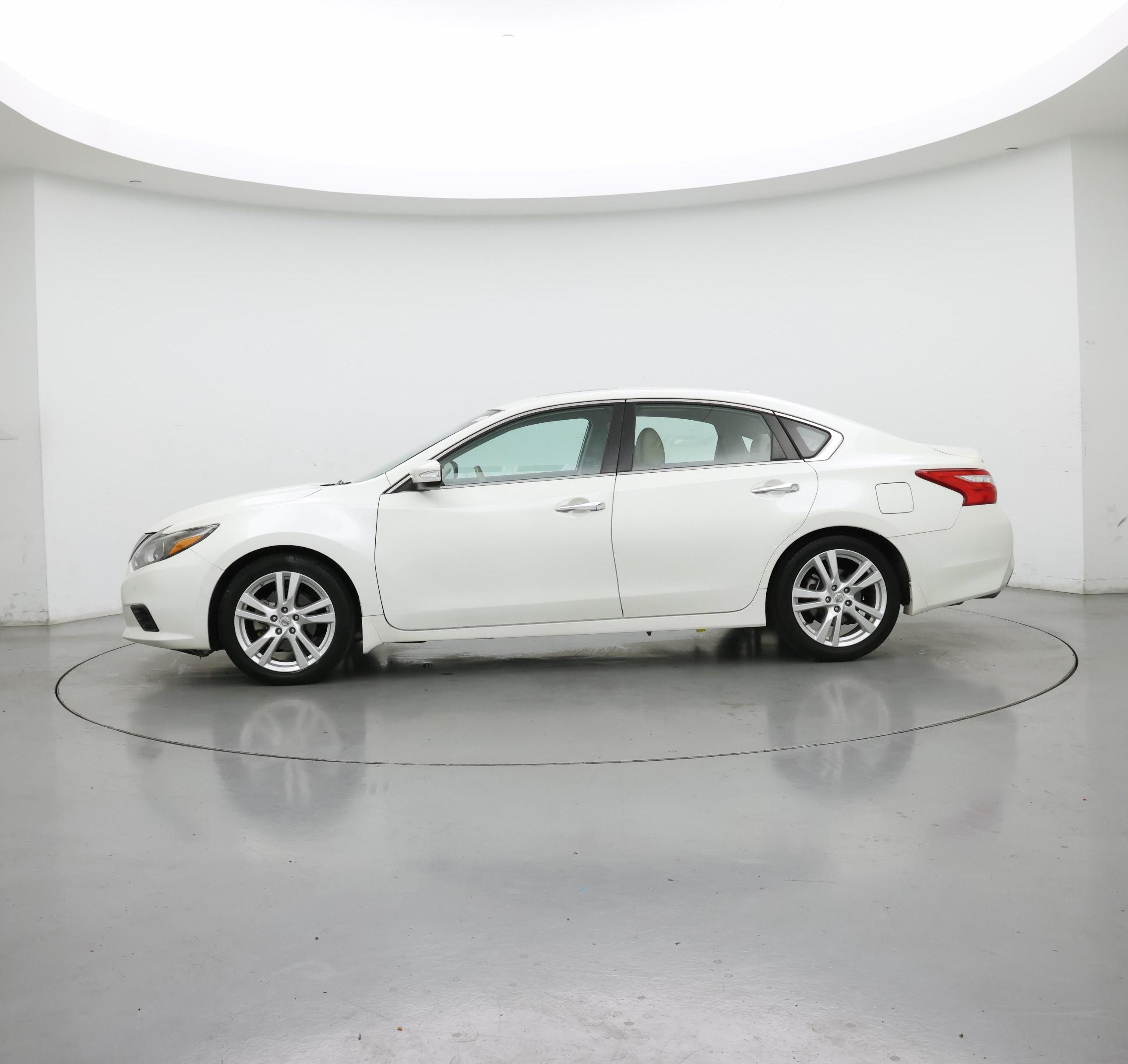 Thumbnail: 2017 Nissan Altima - 3