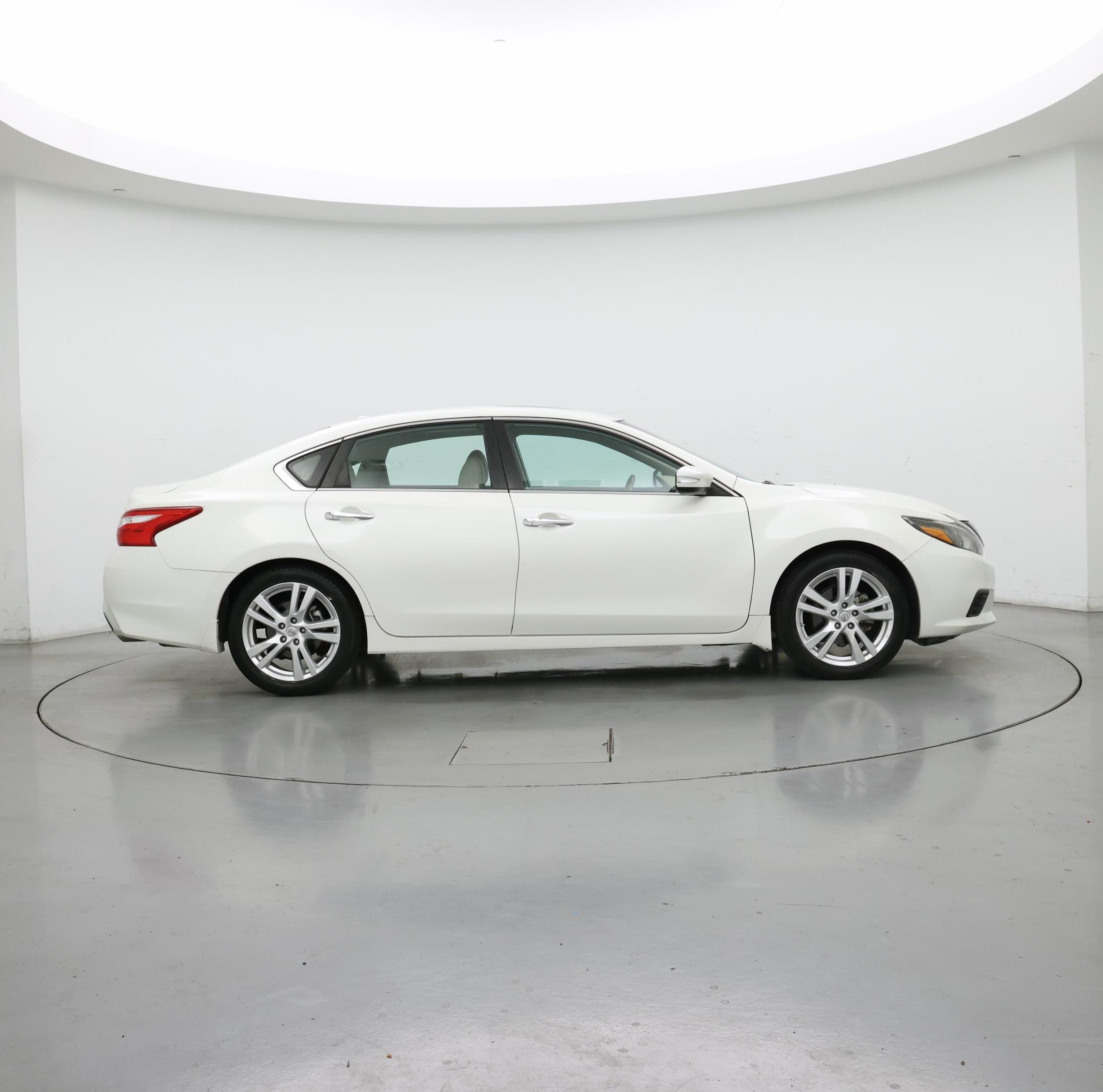 Thumbnail: 2017 Nissan Altima - 7