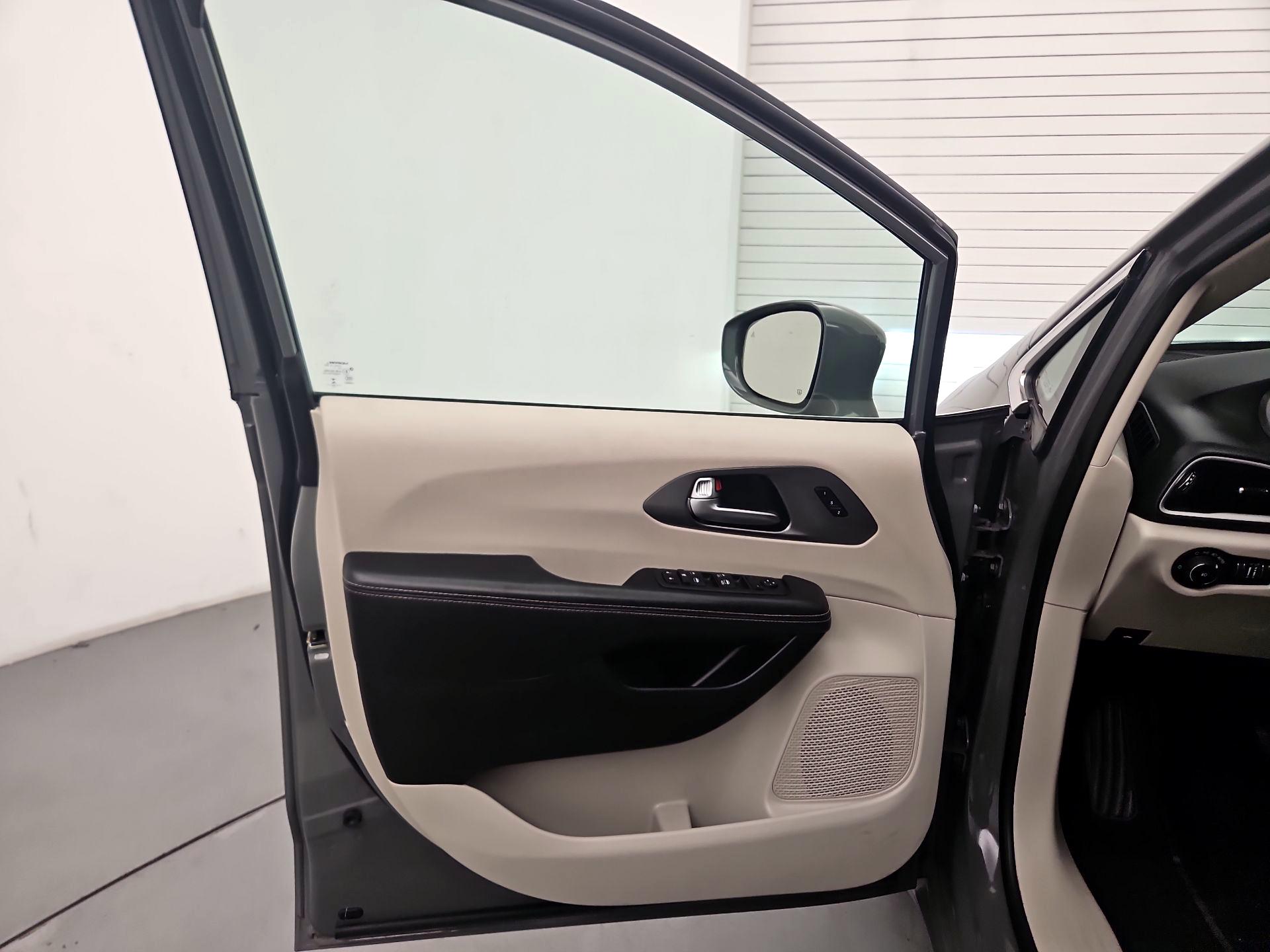 Thumbnail: 2022 Chrysler Pacifica - 12