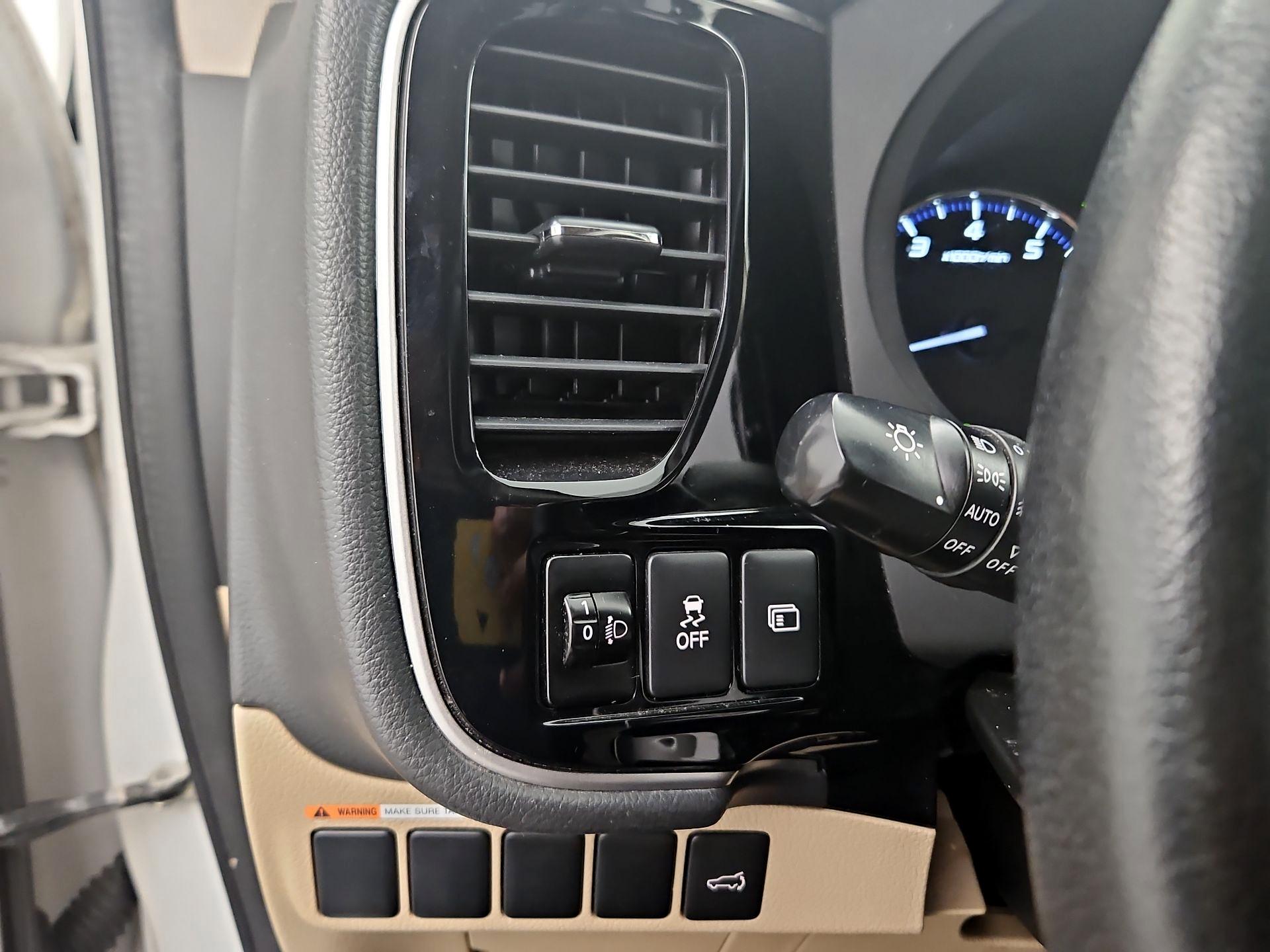 Thumbnail: 2017 Mitsubishi Outlander - 13