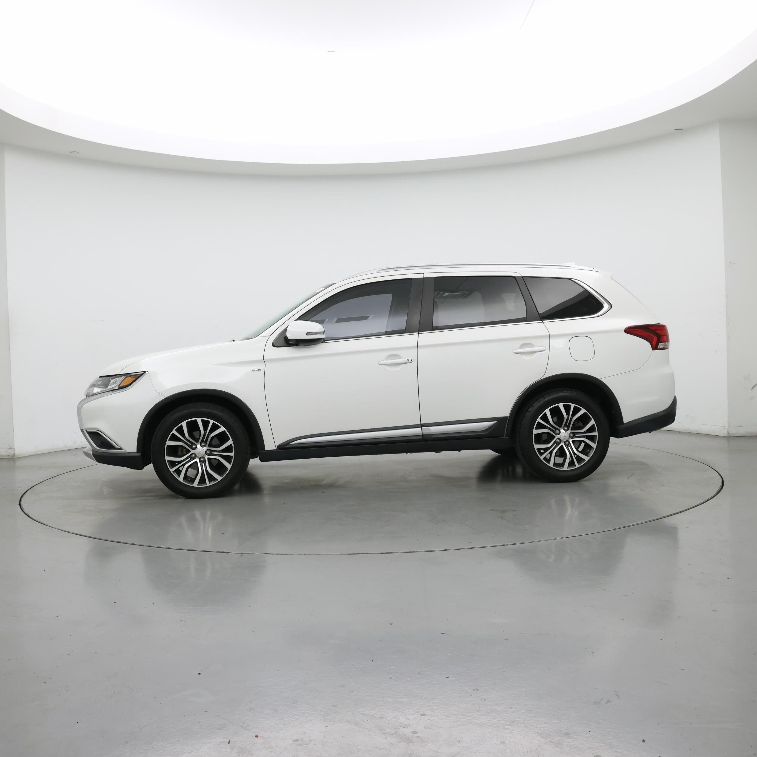 Thumbnail: 2017 Mitsubishi Outlander - 3