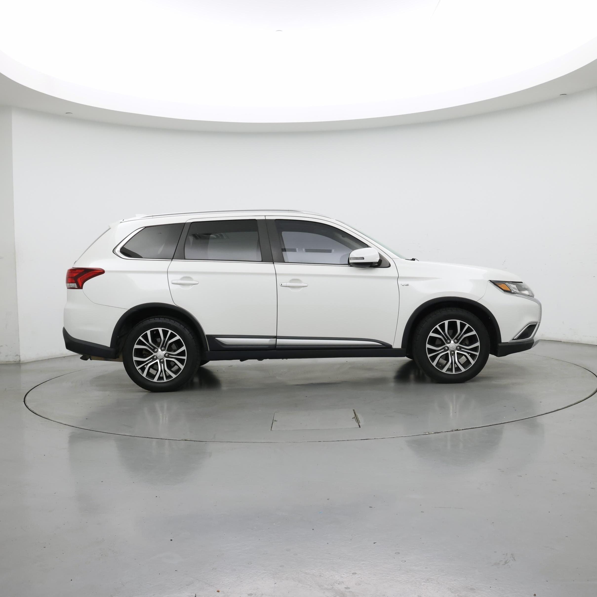 Thumbnail: 2017 Mitsubishi Outlander - 7