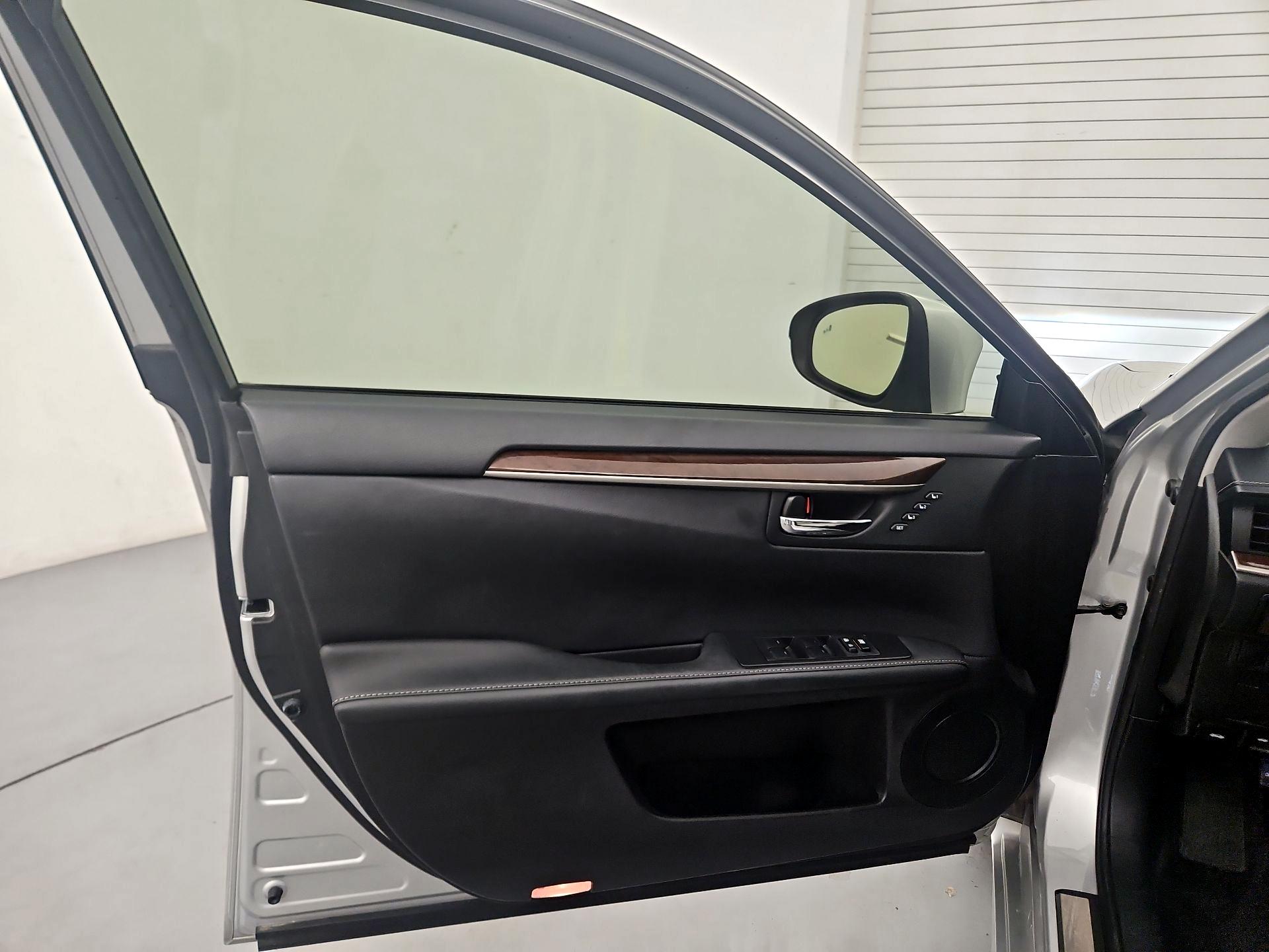 Thumbnail: 2015 Lexus ES - 12