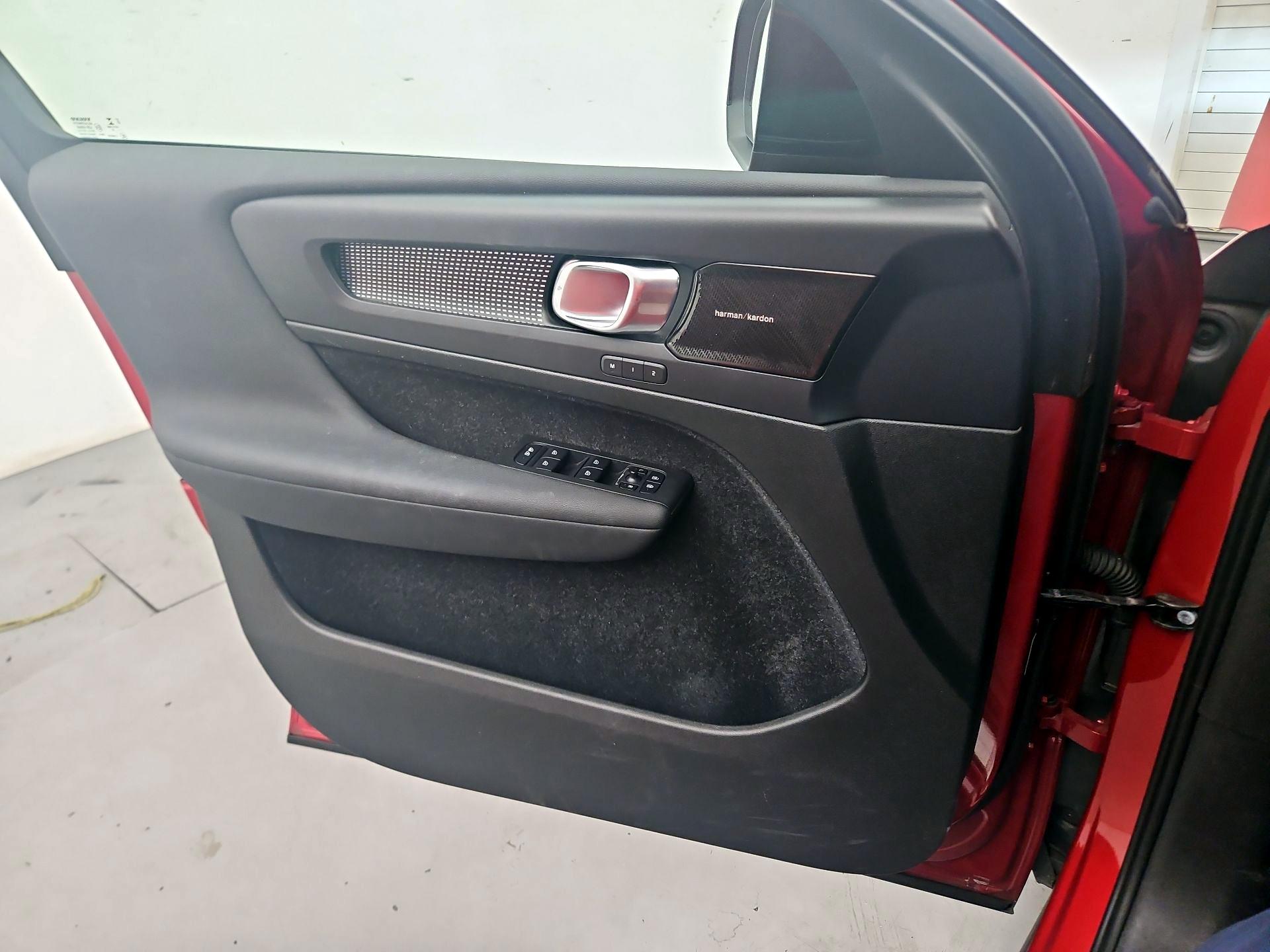 Thumbnail: 2020 Volvo XC40 - 12