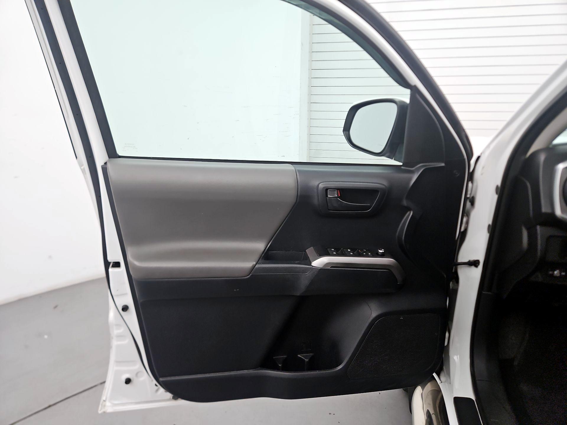 Thumbnail: 2016 Toyota Tacoma - 12