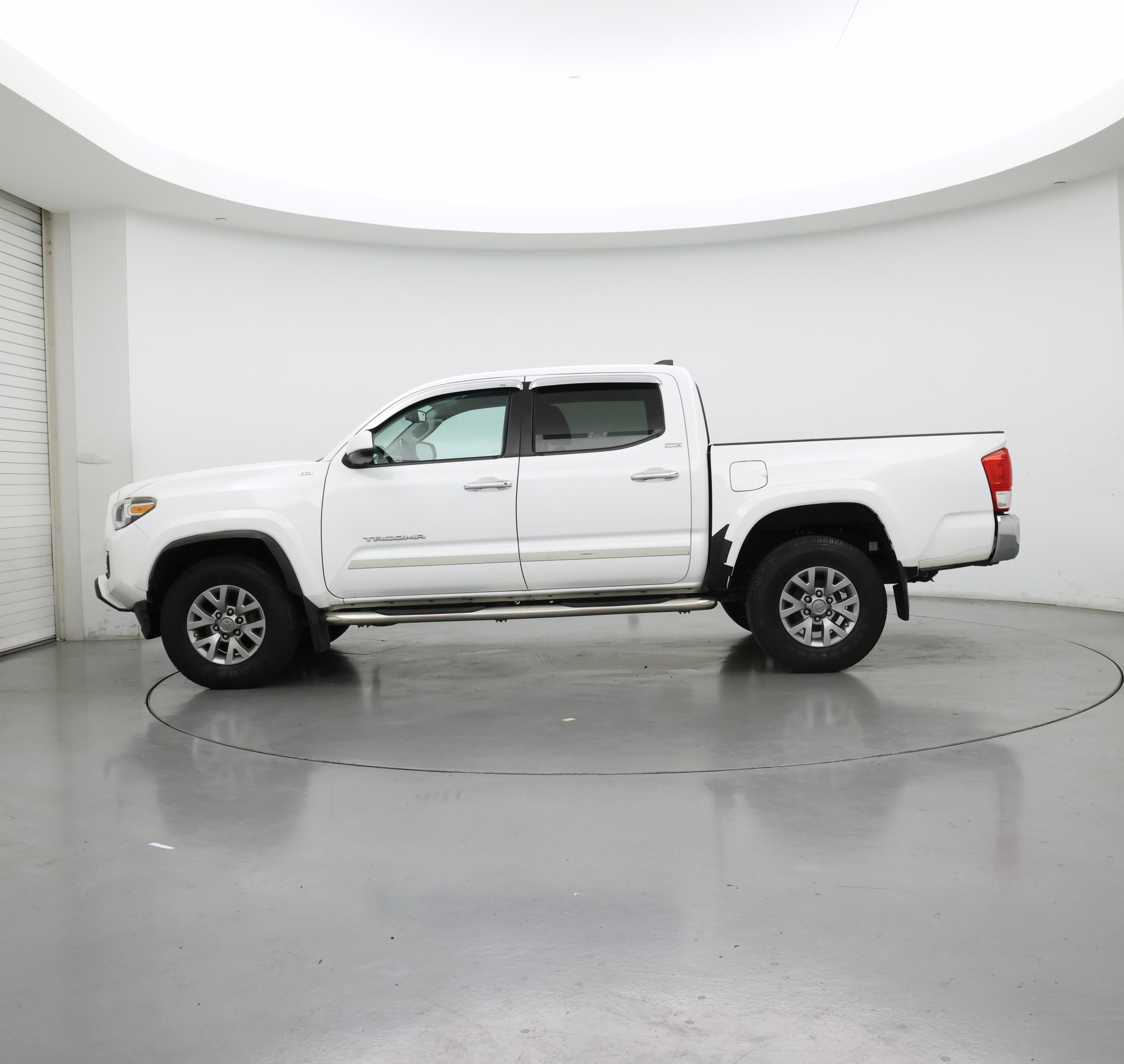 Thumbnail: 2016 Toyota Tacoma - 3