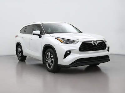 White 2022 Toyota Highlander XLE