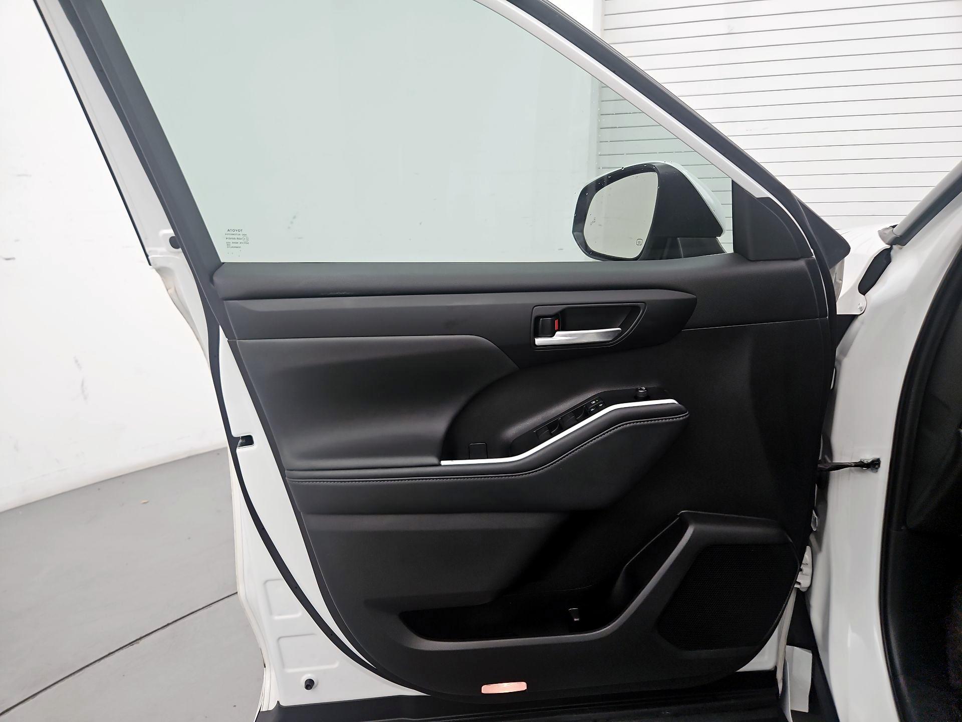 Thumbnail: 2022 Toyota Highlander - 12