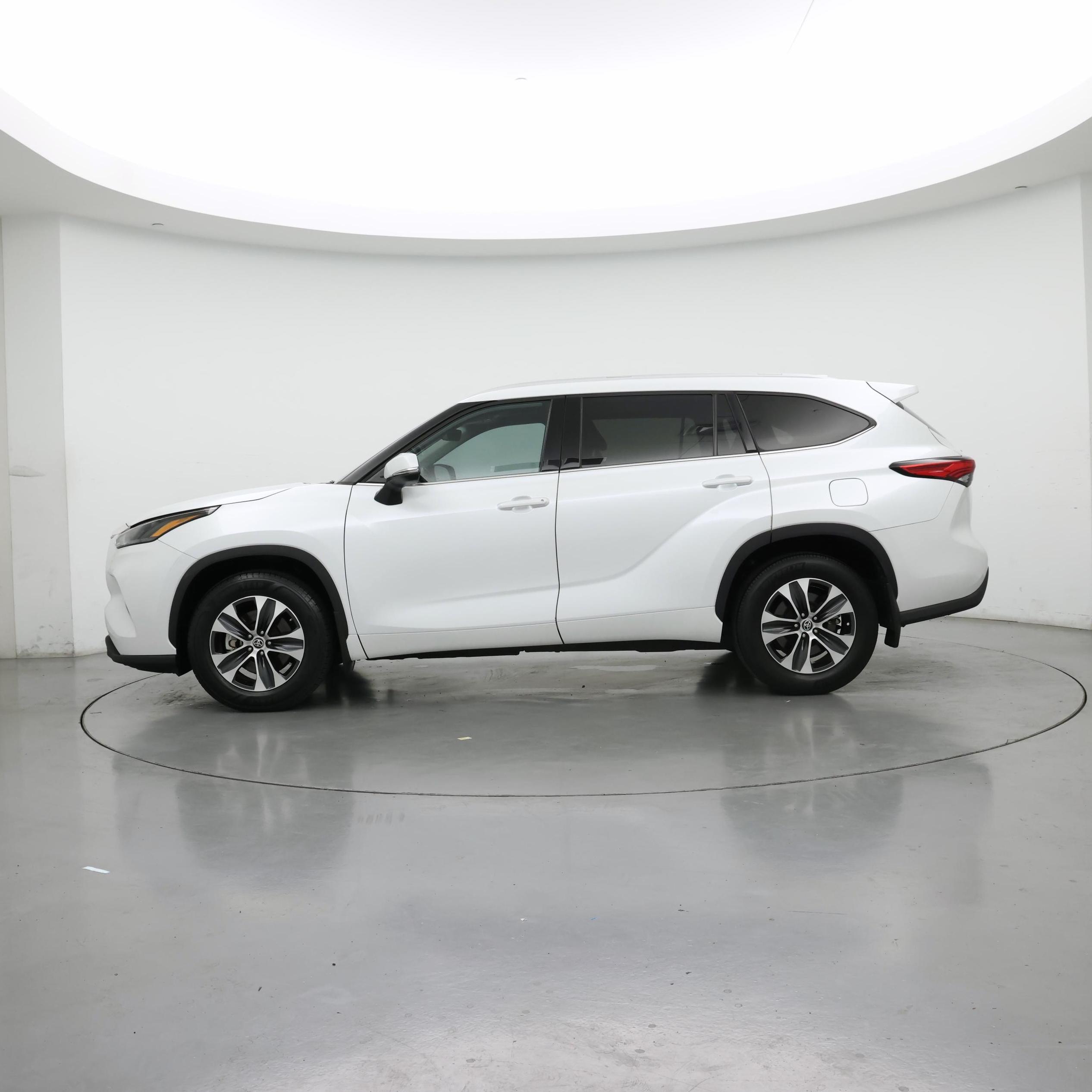 Thumbnail: 2022 Toyota Highlander - 3
