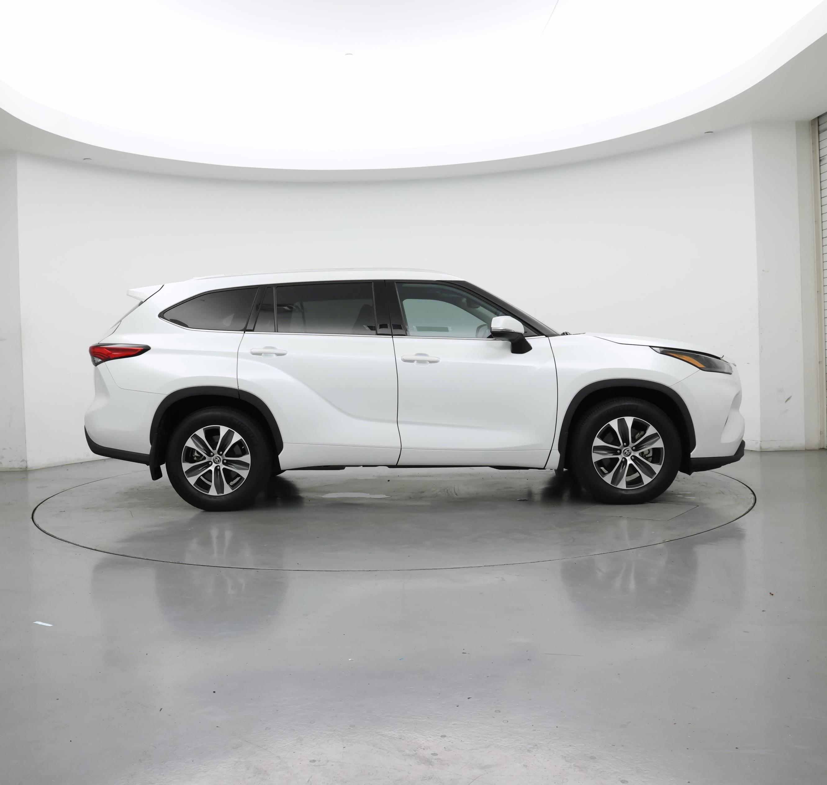 Thumbnail: 2022 Toyota Highlander - 7