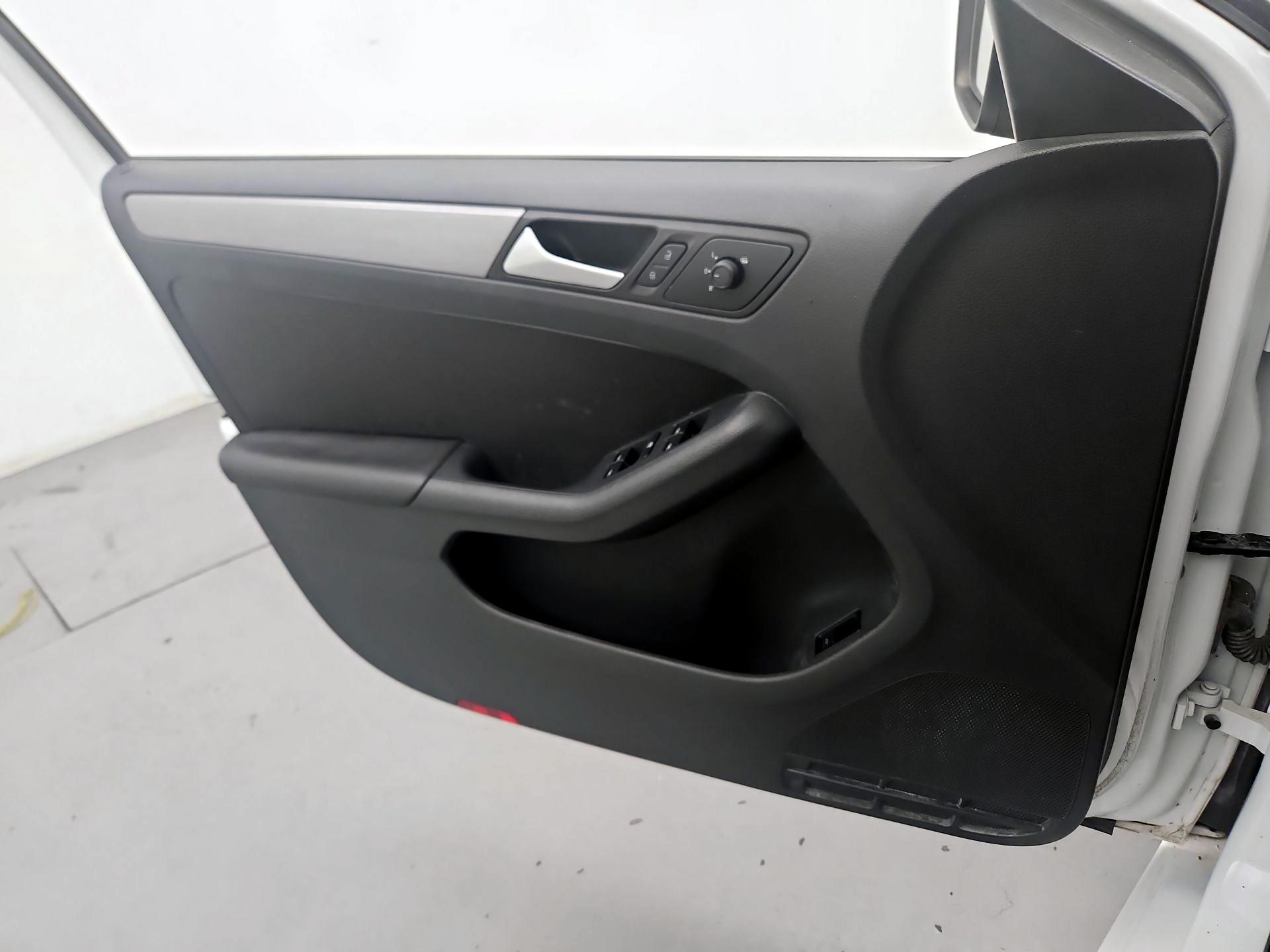 Thumbnail: 2016 Volkswagen Jetta - 12