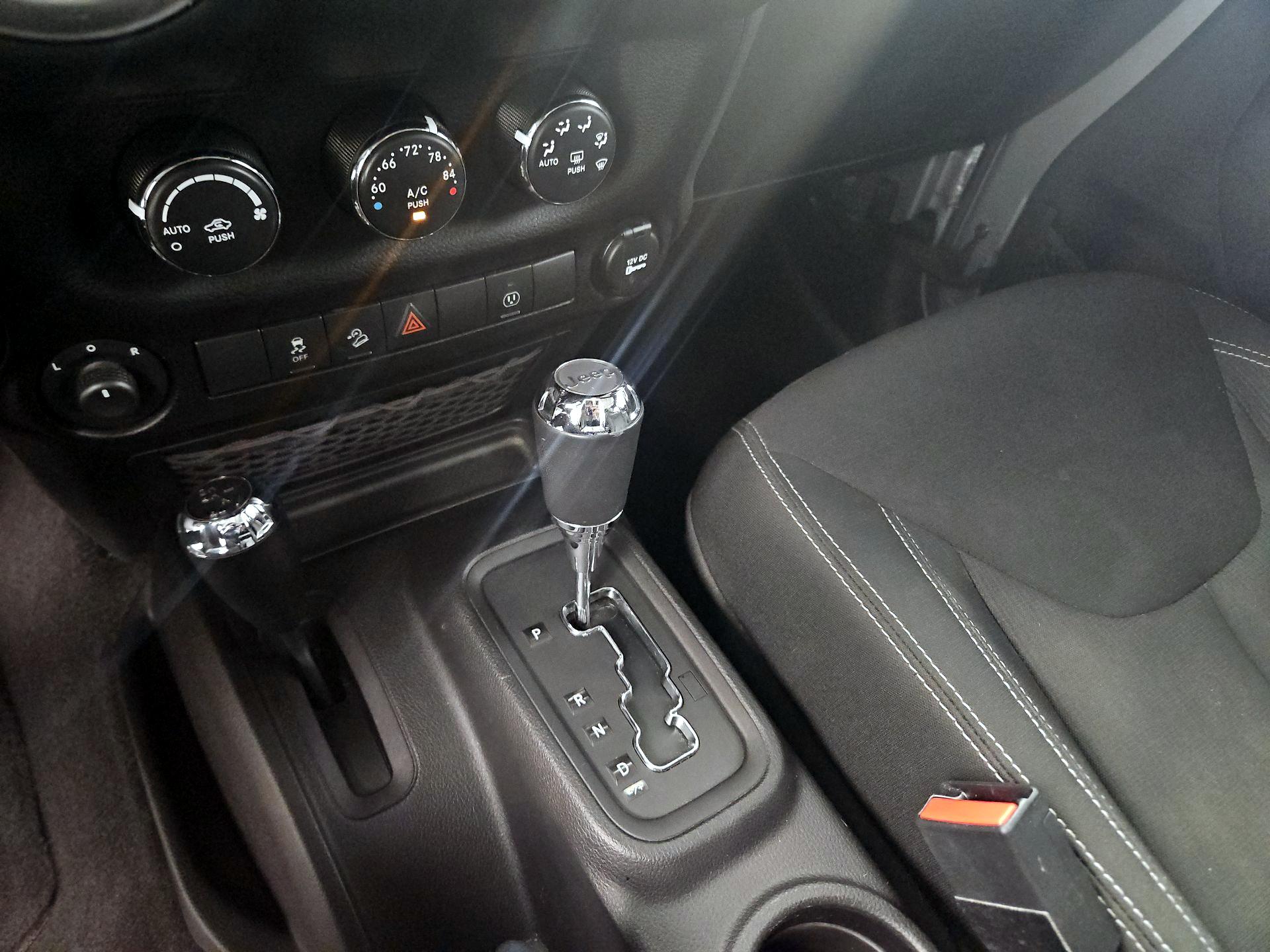 Thumbnail: 2015 Jeep Wrangler - 15