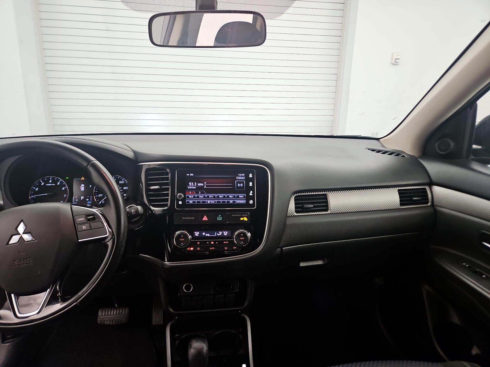 Thumbnail: 2017 Mitsubishi Outlander - 9