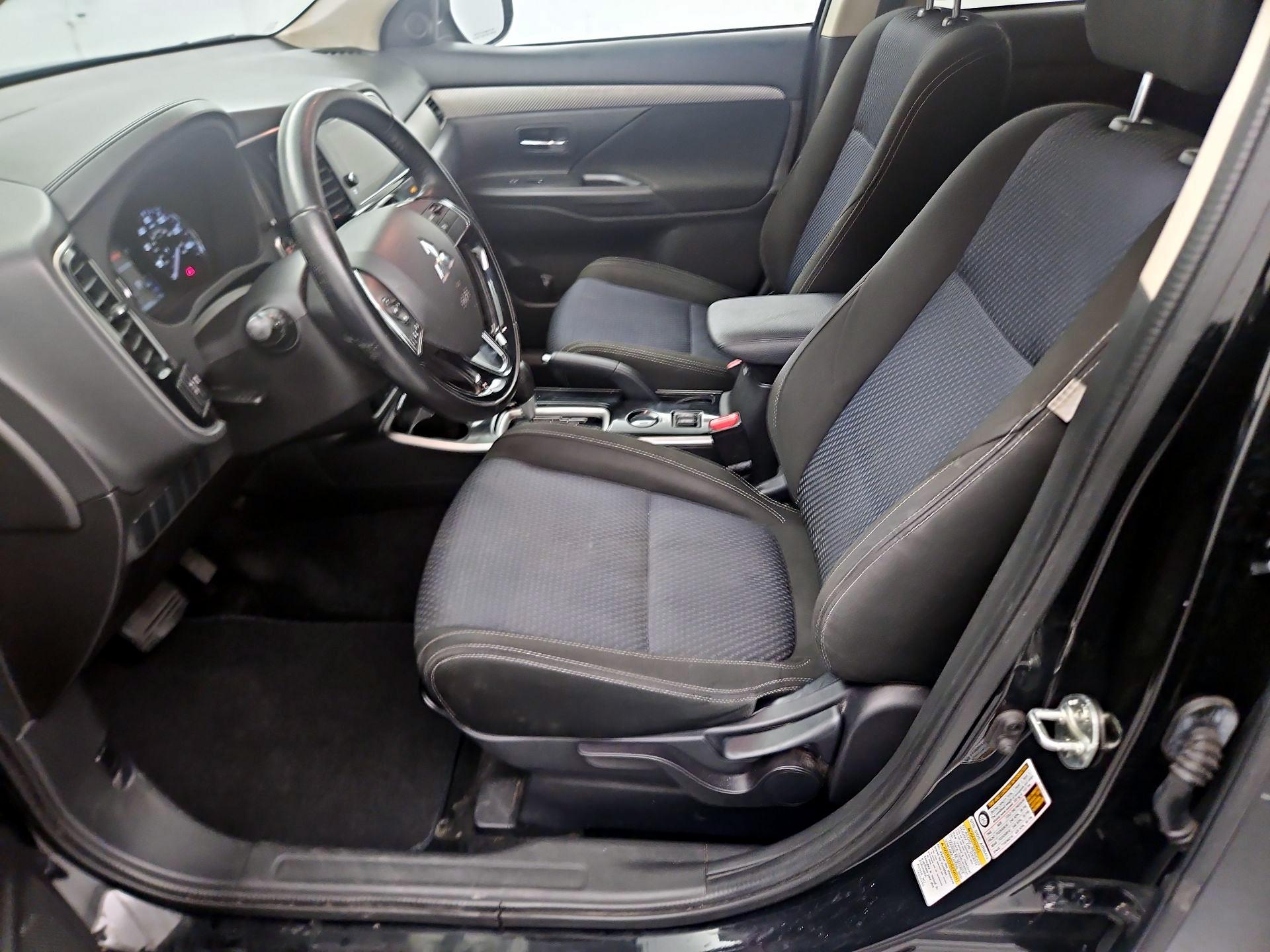 Thumbnail: 2017 Mitsubishi Outlander - 11