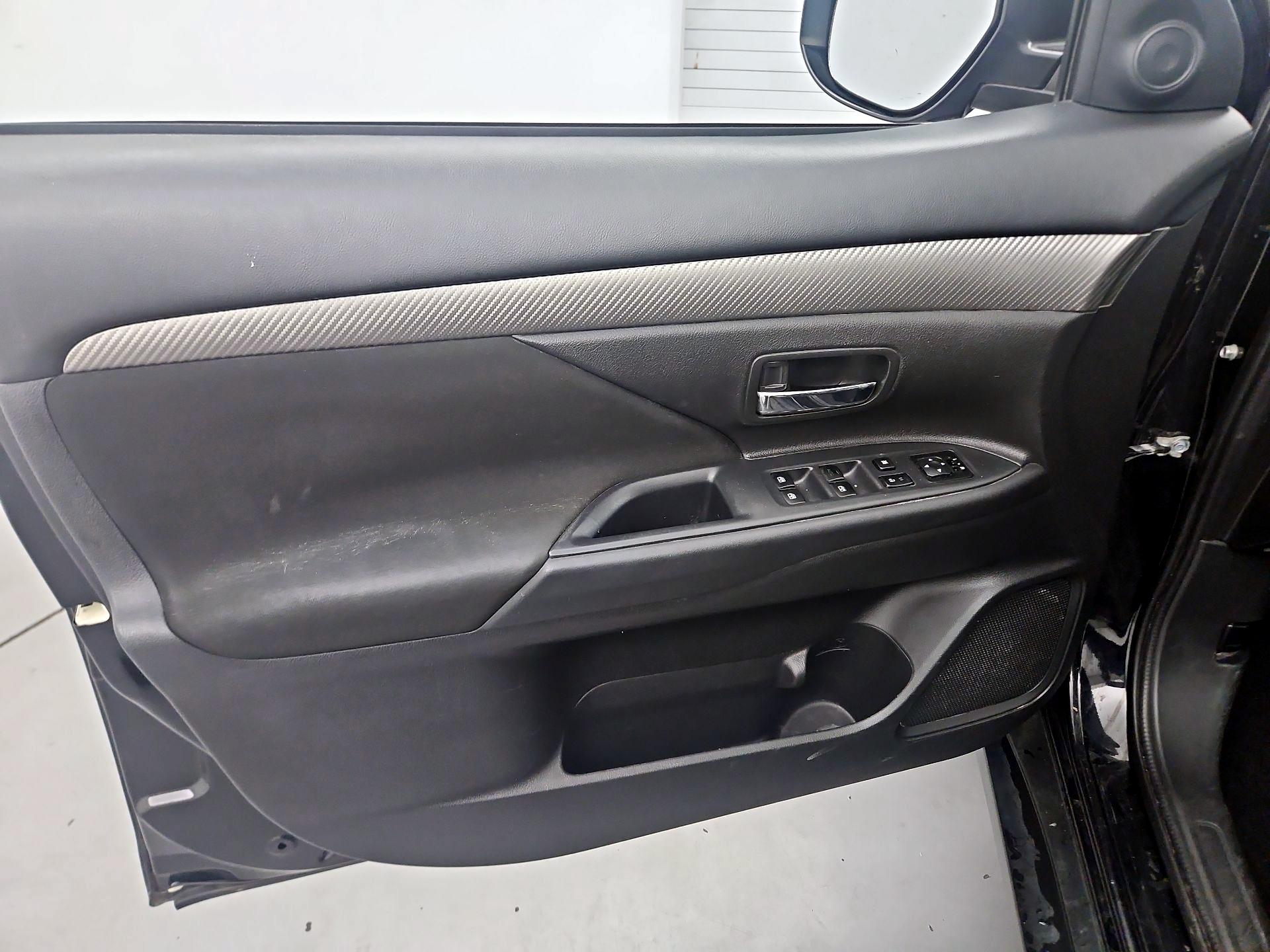 Thumbnail: 2017 Mitsubishi Outlander - 12