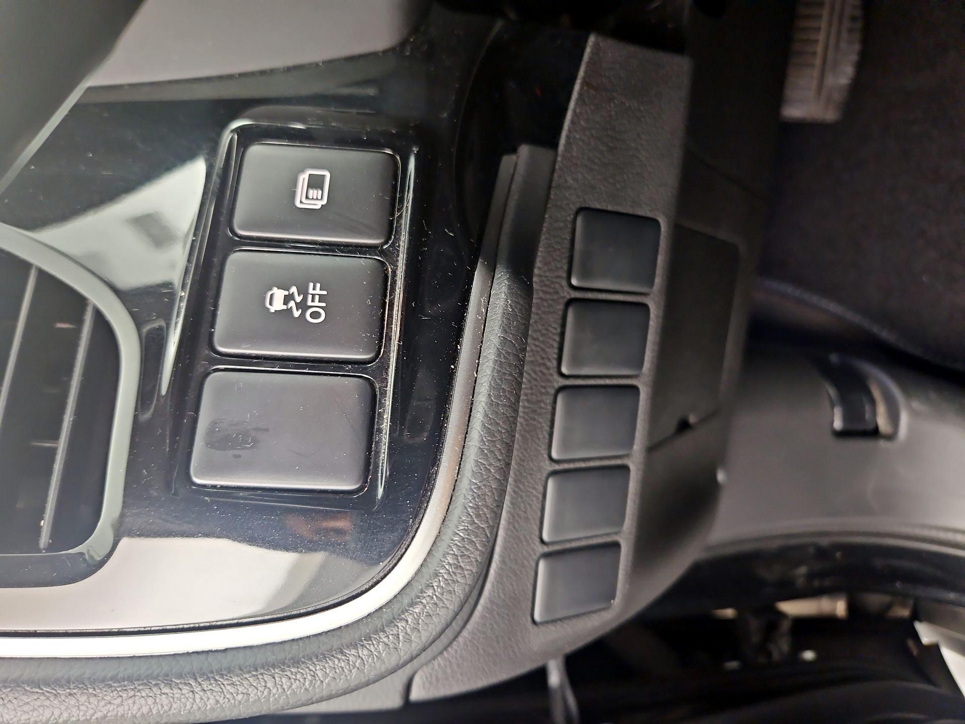 Thumbnail: 2017 Mitsubishi Outlander - 13