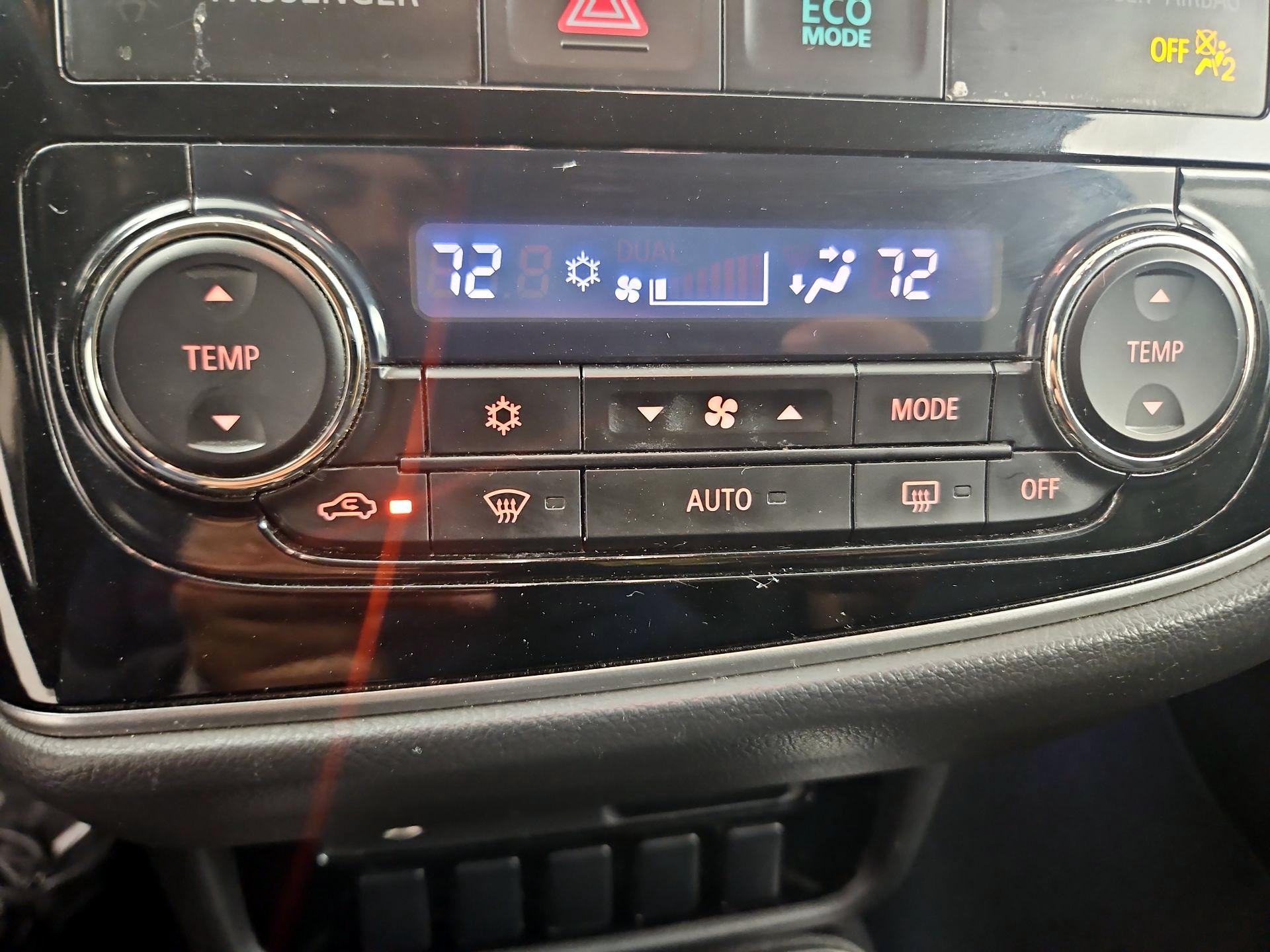 Thumbnail: 2017 Mitsubishi Outlander - 16