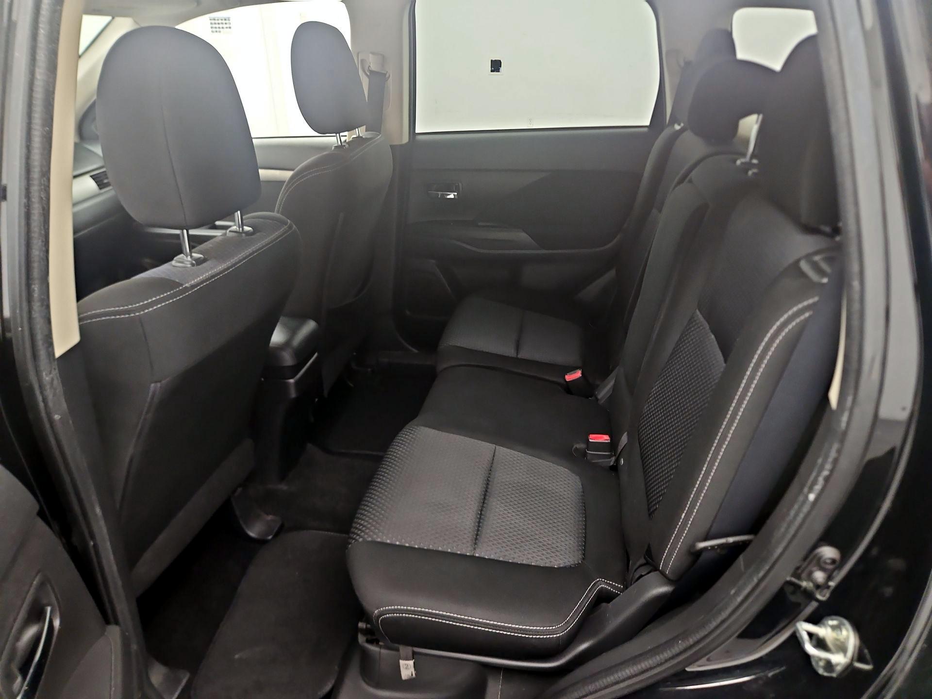 Thumbnail: 2017 Mitsubishi Outlander - 19