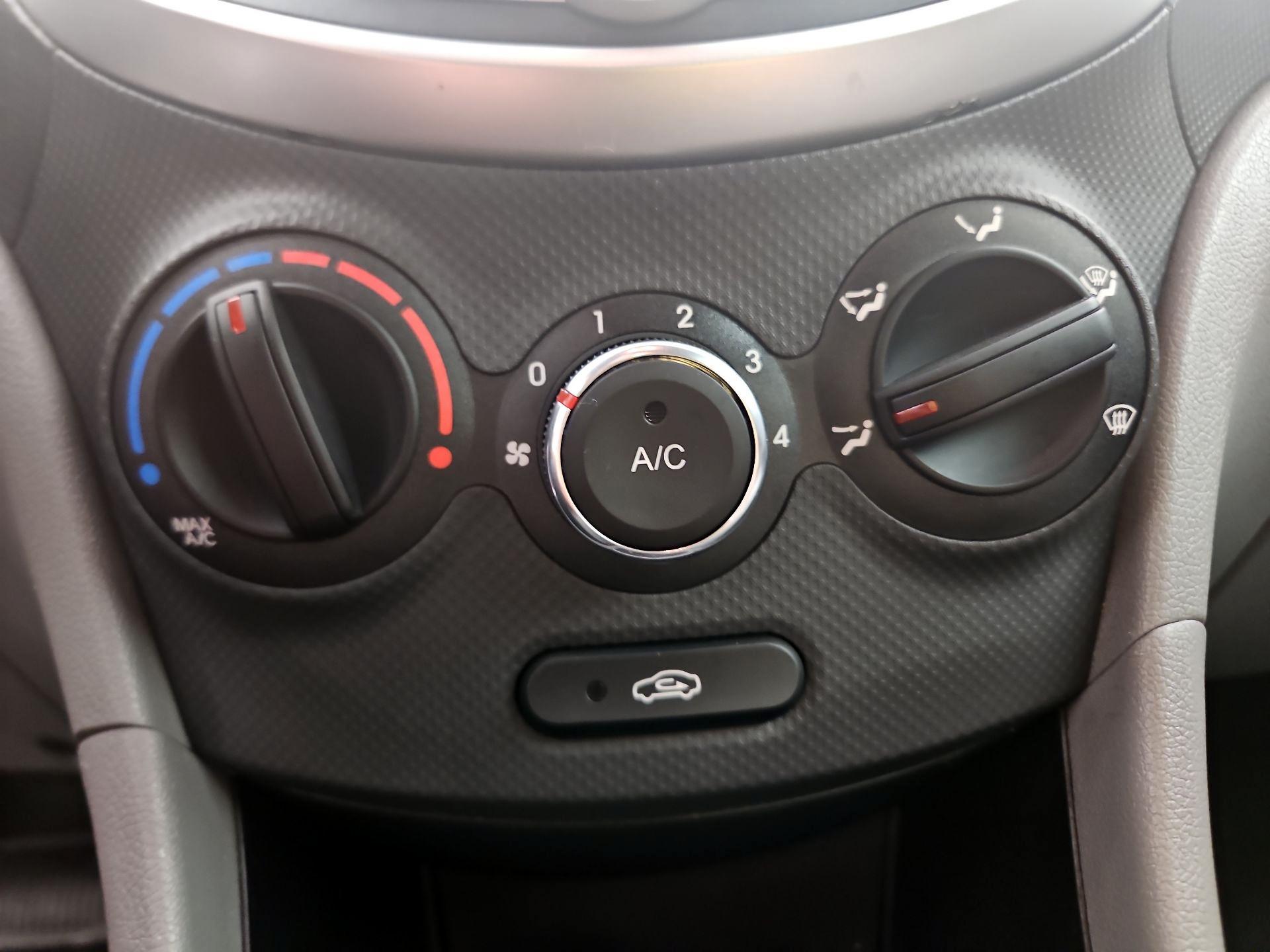 Thumbnail: 2014 Hyundai Accent - 15