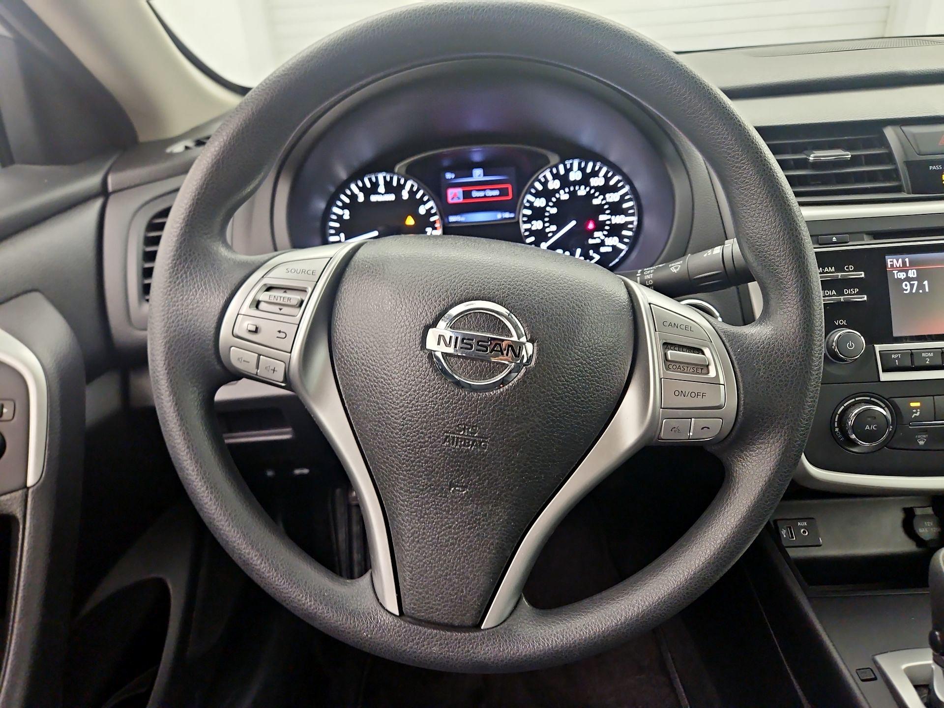 Thumbnail: 2017 Nissan Altima - 10