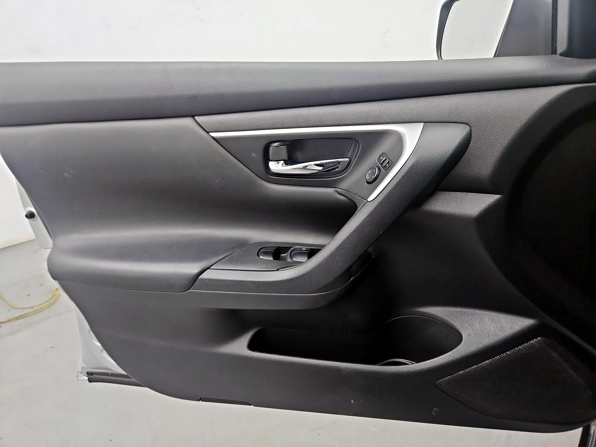 Thumbnail: 2017 Nissan Altima - 12